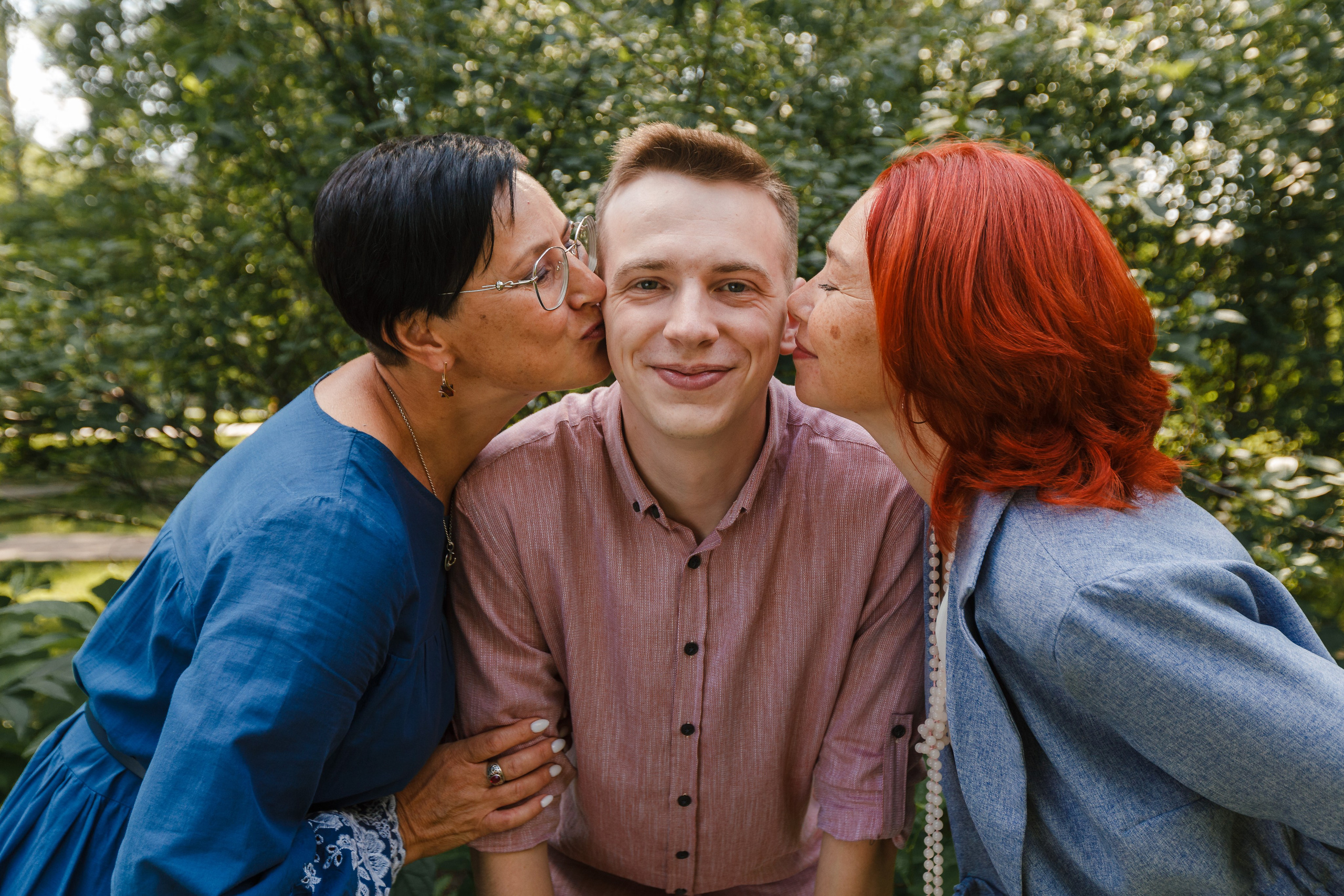 La novia y el novio en el fondo de un picnic de boda. Fotógrafo de retrato, familia y reportajes en Valencia | España | Europa Vitalii Lumier