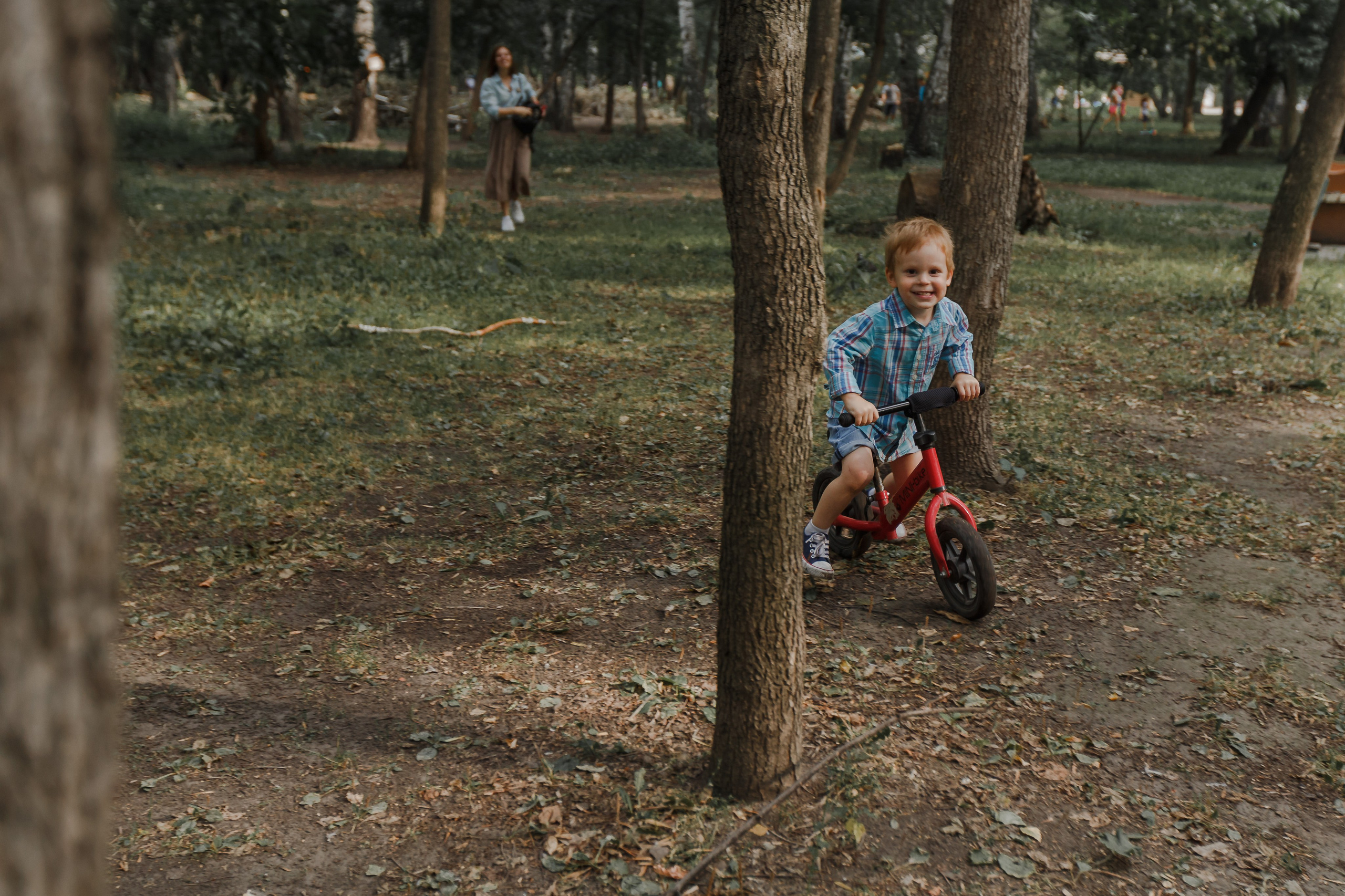 Sesión de fotos con un niño travieso. Fotógrafo de retrato, familia y reportajes en Valencia | España | Europa Vitalii Lumier