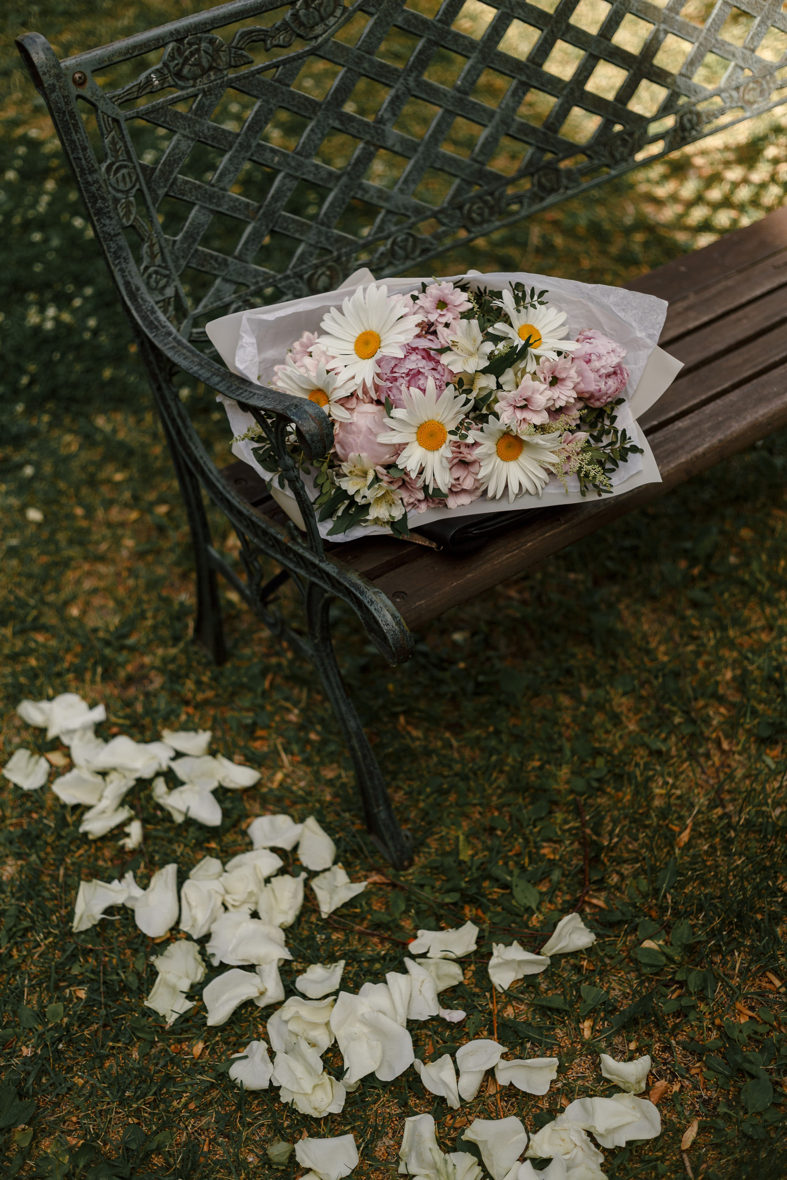Novia y novio atrevidos con el telón de fondo de un auto viejo. Fotógrafo de retrato, familia y reportajes en Valencia | España | Europa Vitalii Lumier