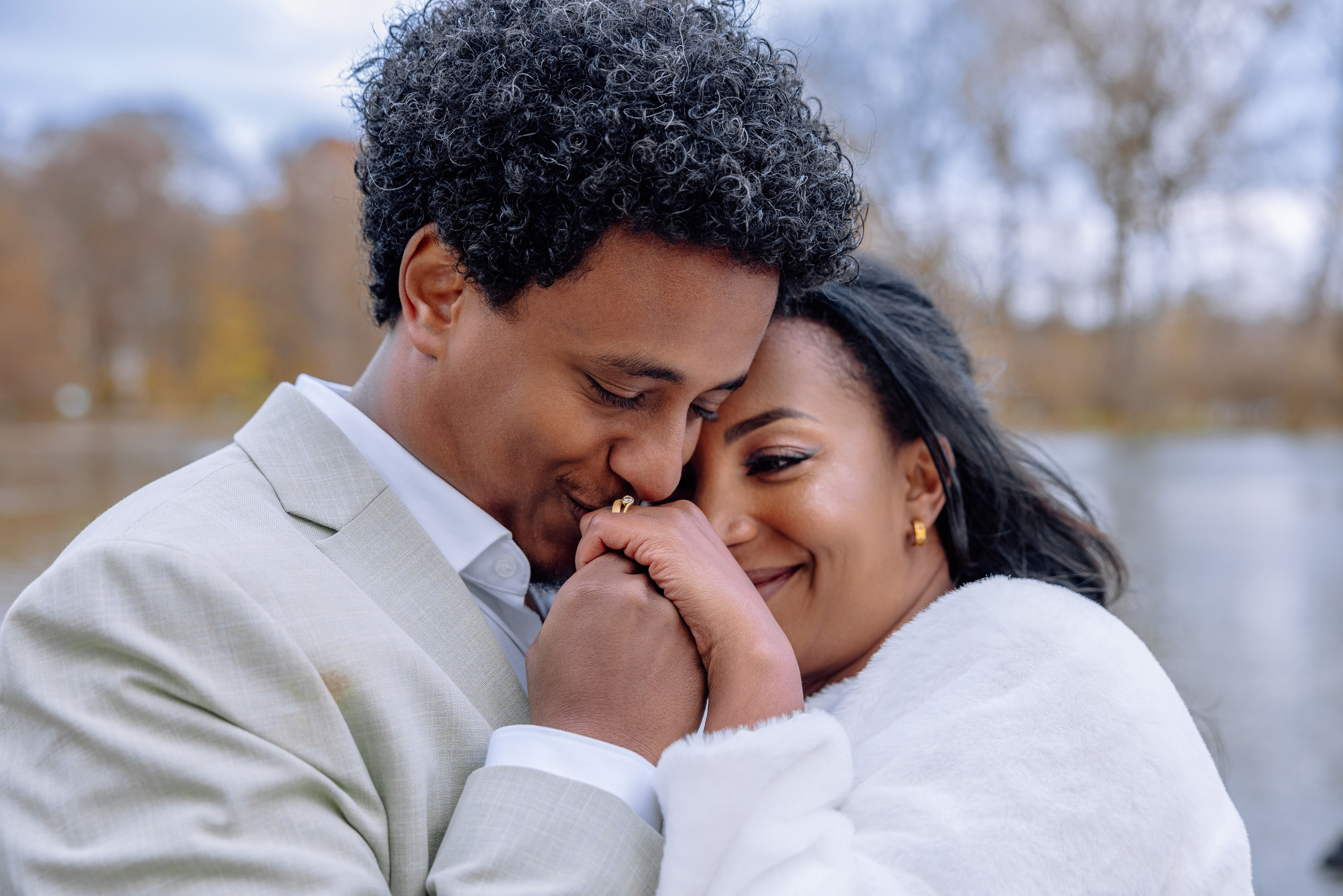 Bräutigam küsst die Hand der Braut – romantischer Moment vor Standesamt Schwabing