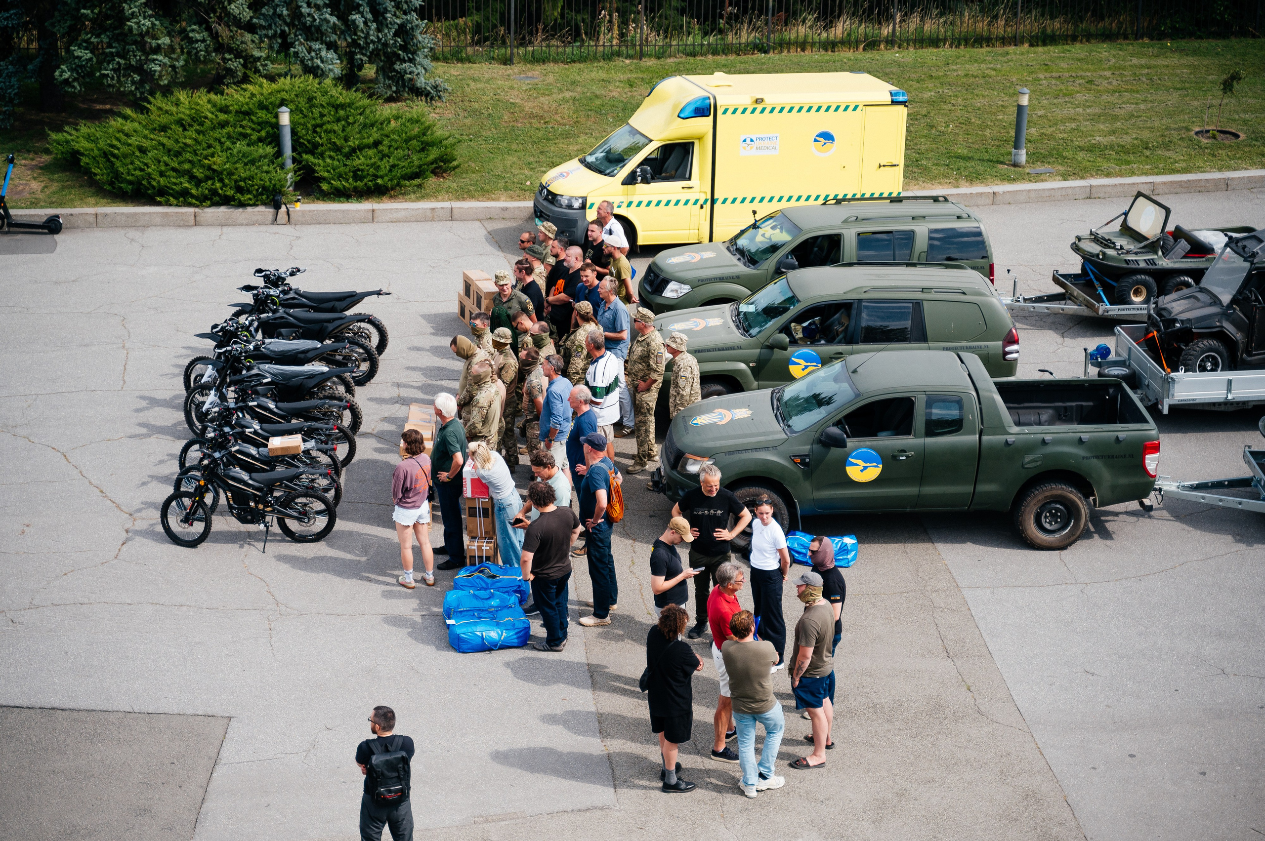Вручення допомоги військовим. Фотограф Київ