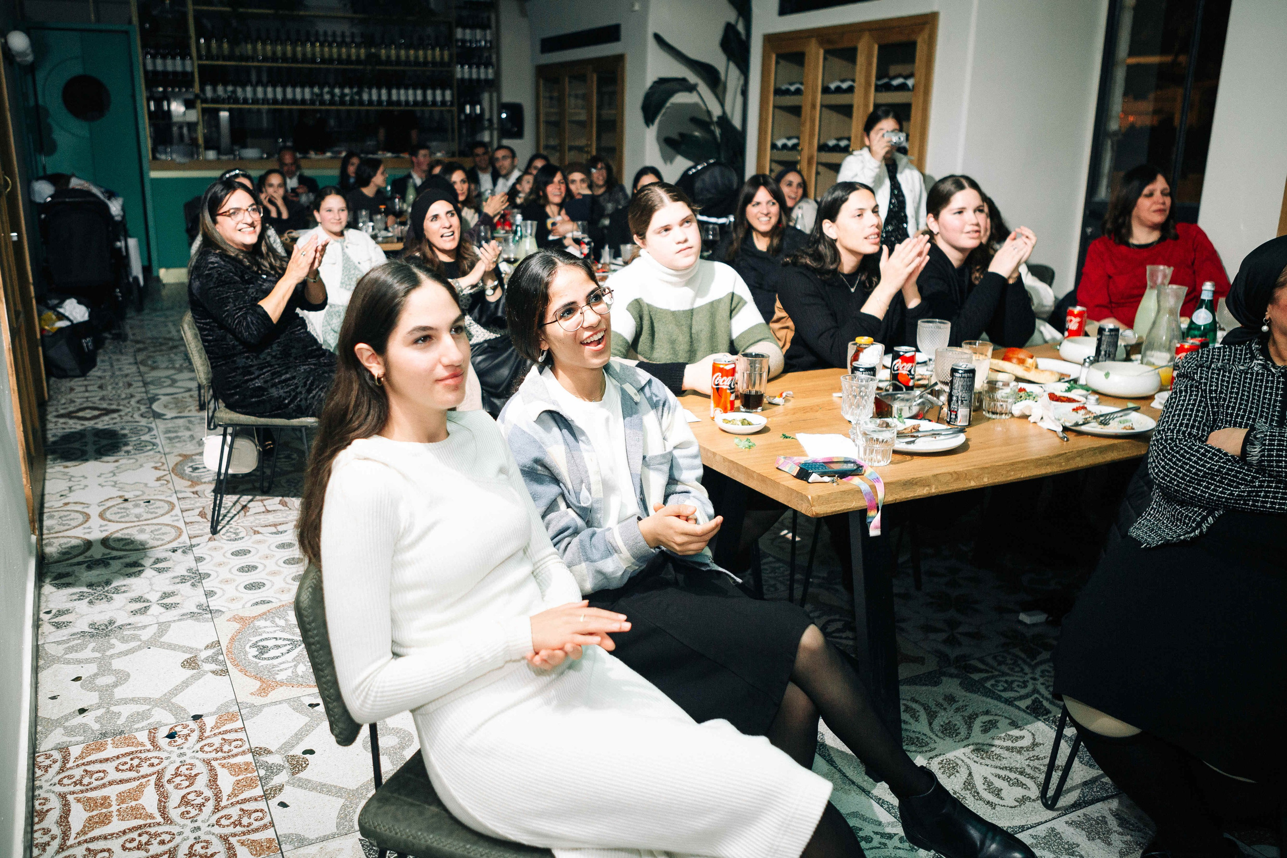 PARTY IN A RESTAURANT WITH THE WHOLE FAMILY. Https://shi-photo.com/