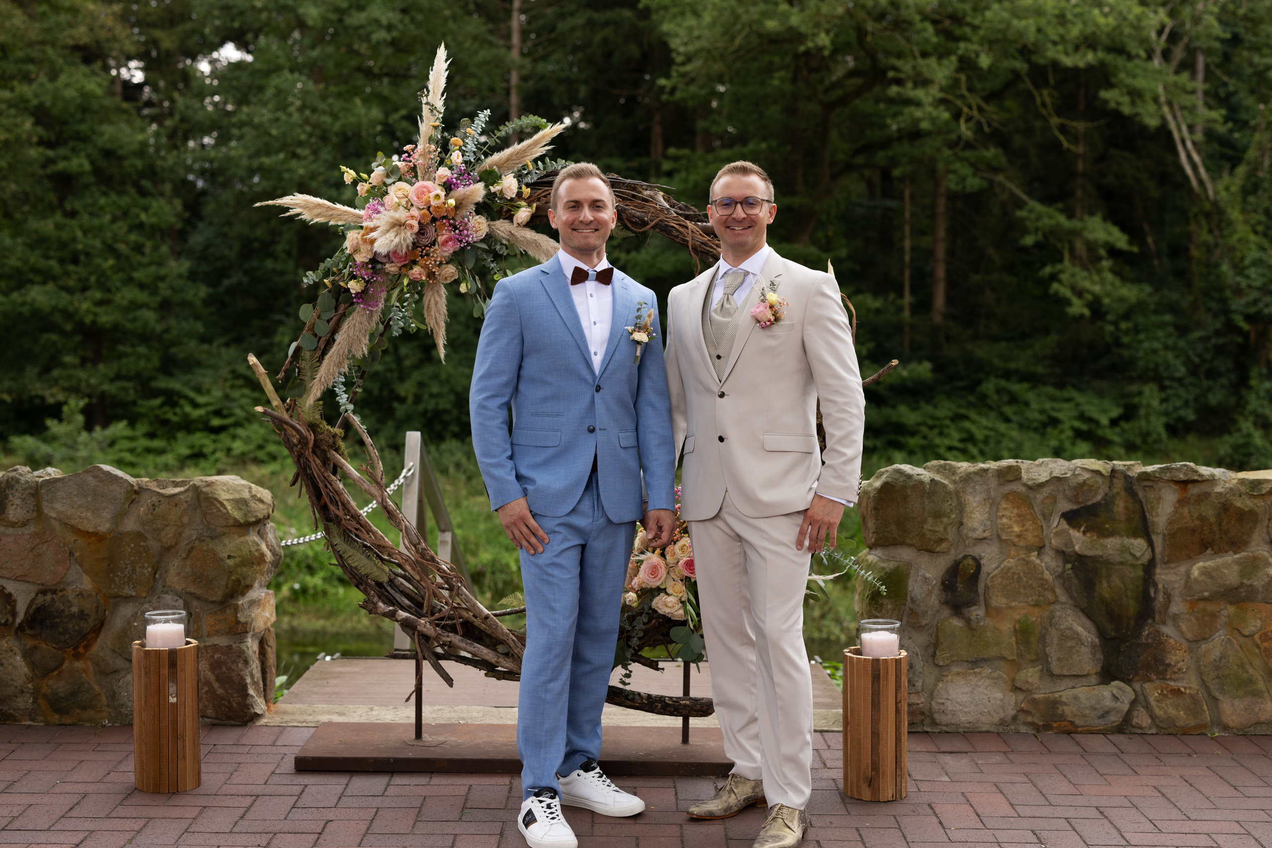 Trauung unter freiem Himmel: Yvonne und Denis halten sich während ihrer Zeremonie im Artland Kotten die Hände.