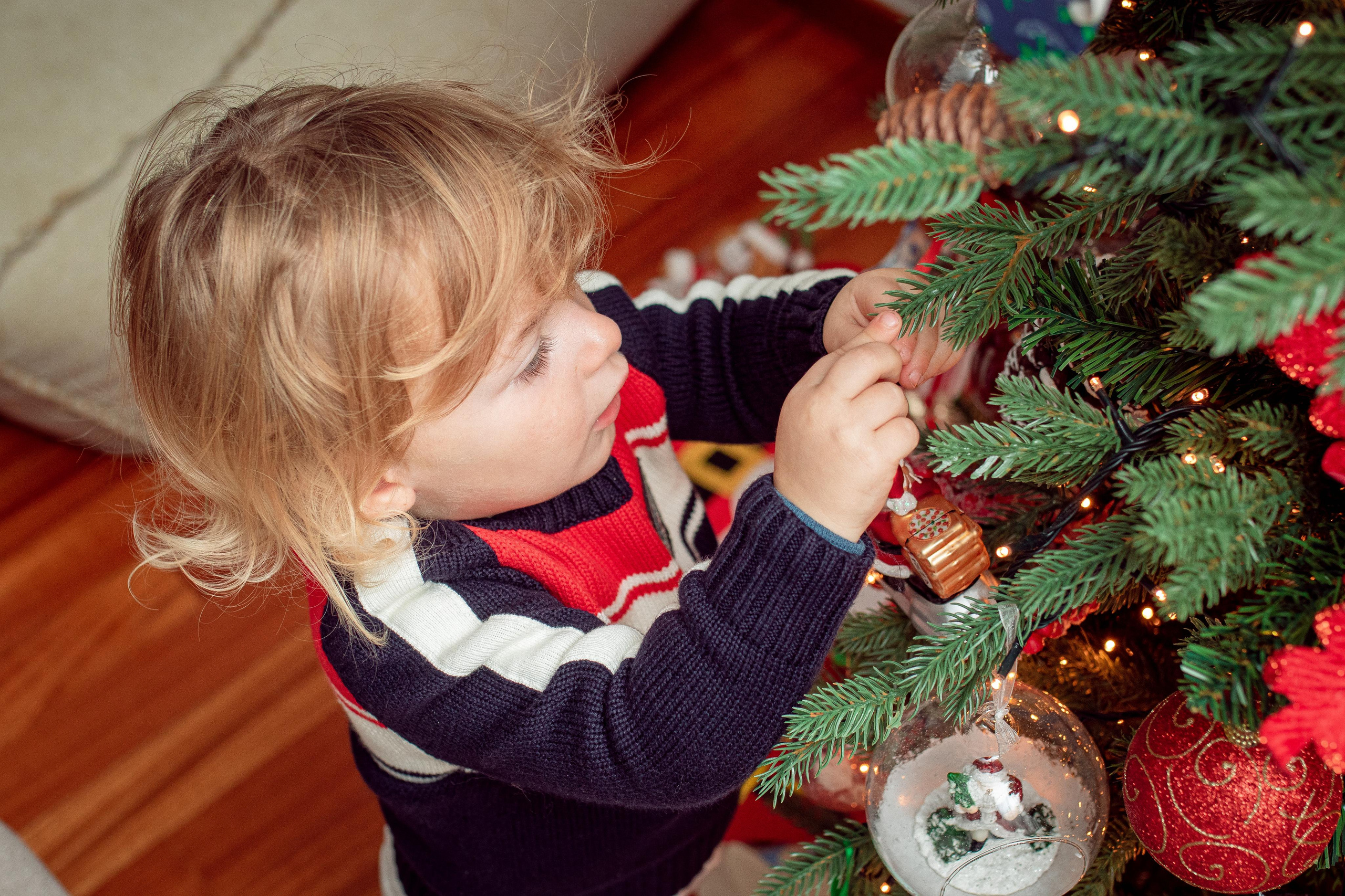 Cozy In-home Christmas Session. Family Photographer in Greece