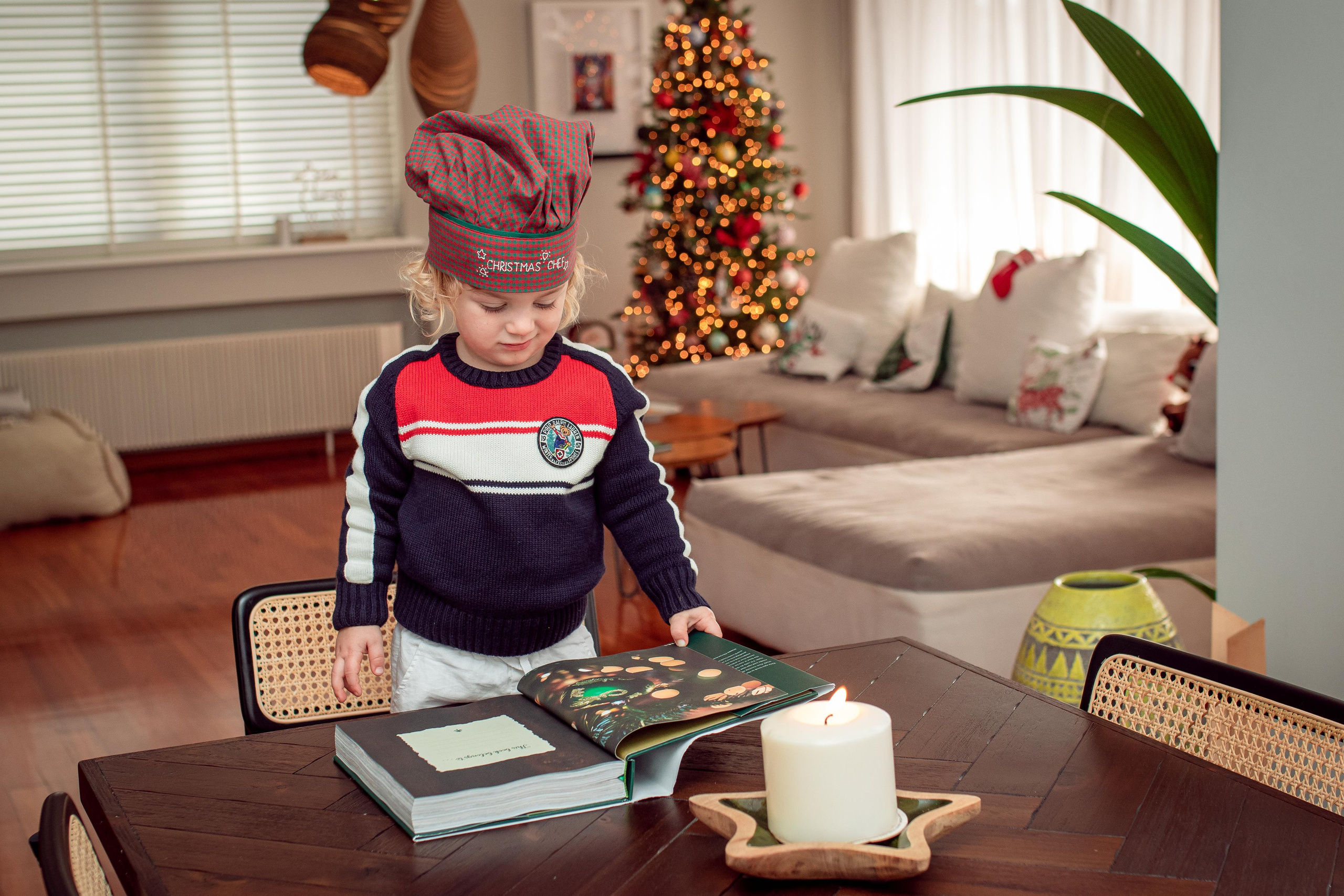 Cozy In-home Christmas Session. Family Photographer in Greece