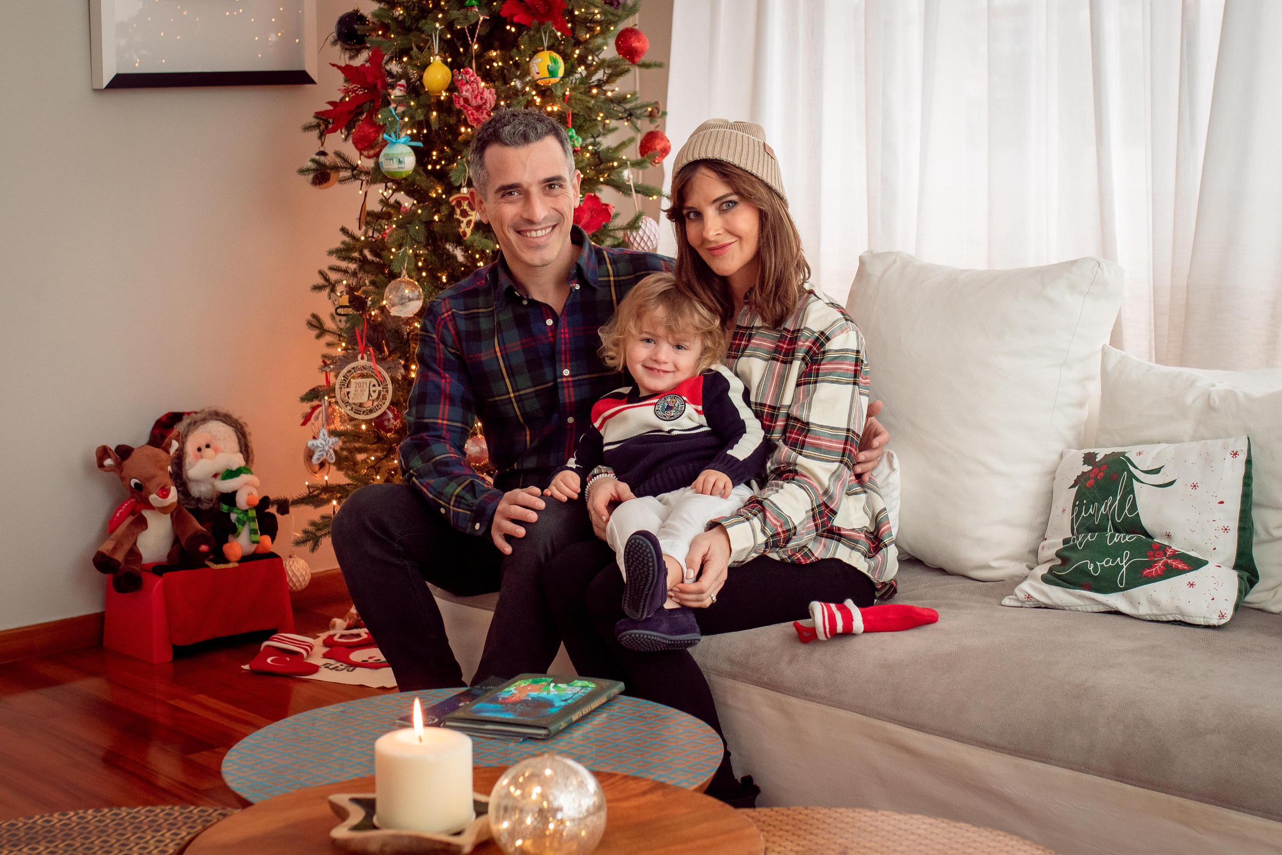 Cozy In-home Christmas Session. Family Photographer in Greece