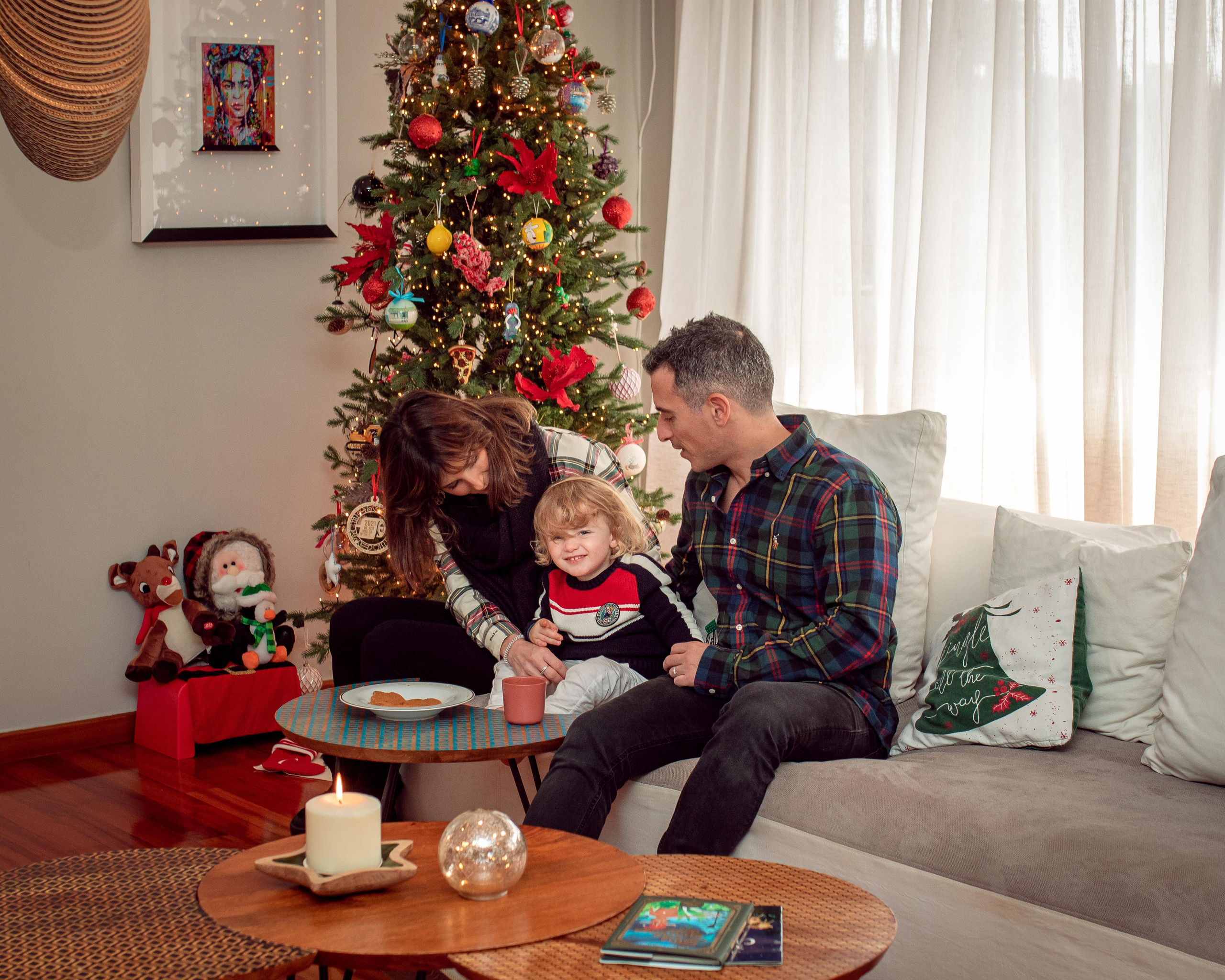 Cozy In-home Christmas Session. Family Photographer in Greece