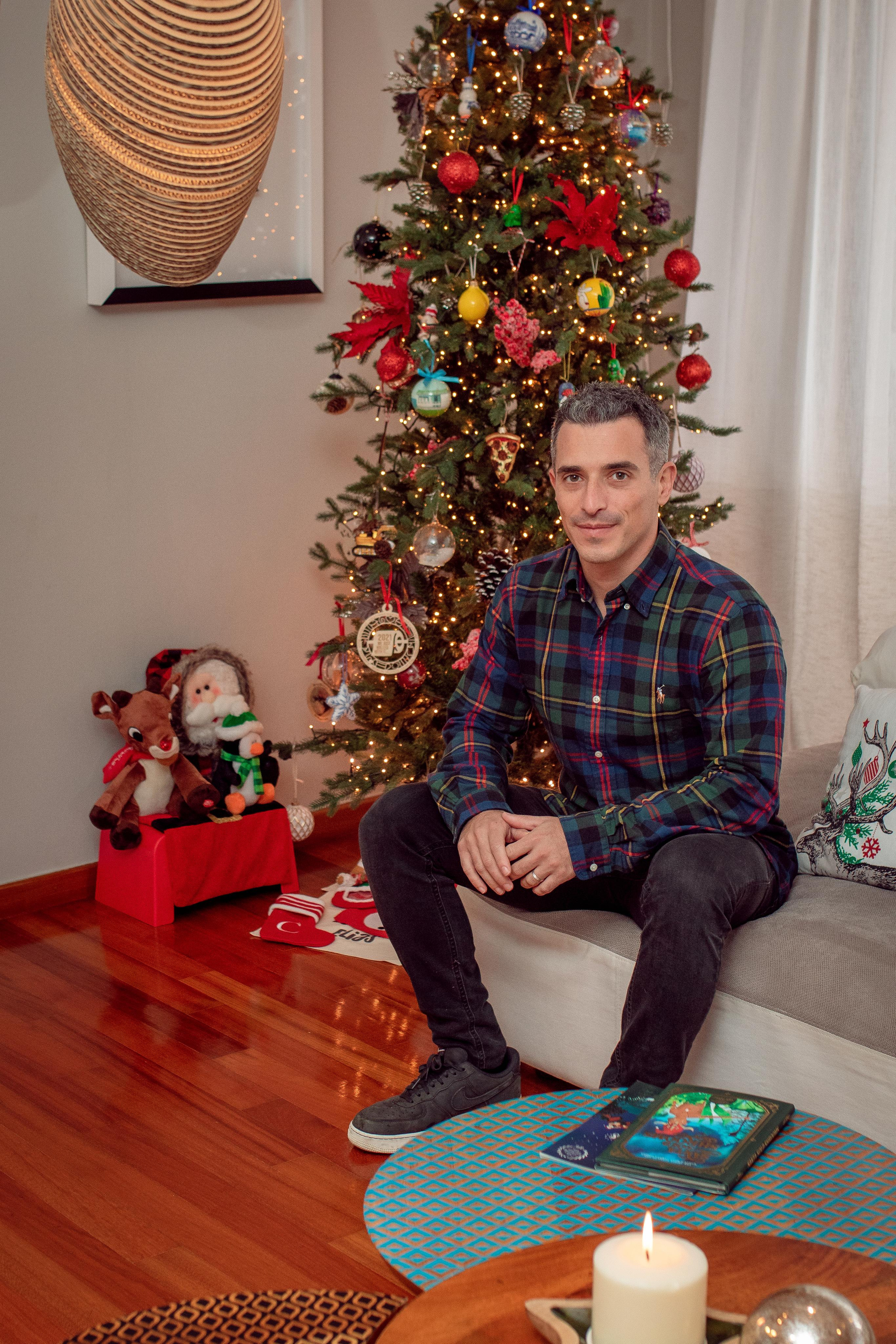 Cozy In-home Christmas Session. Family Photographer in Greece