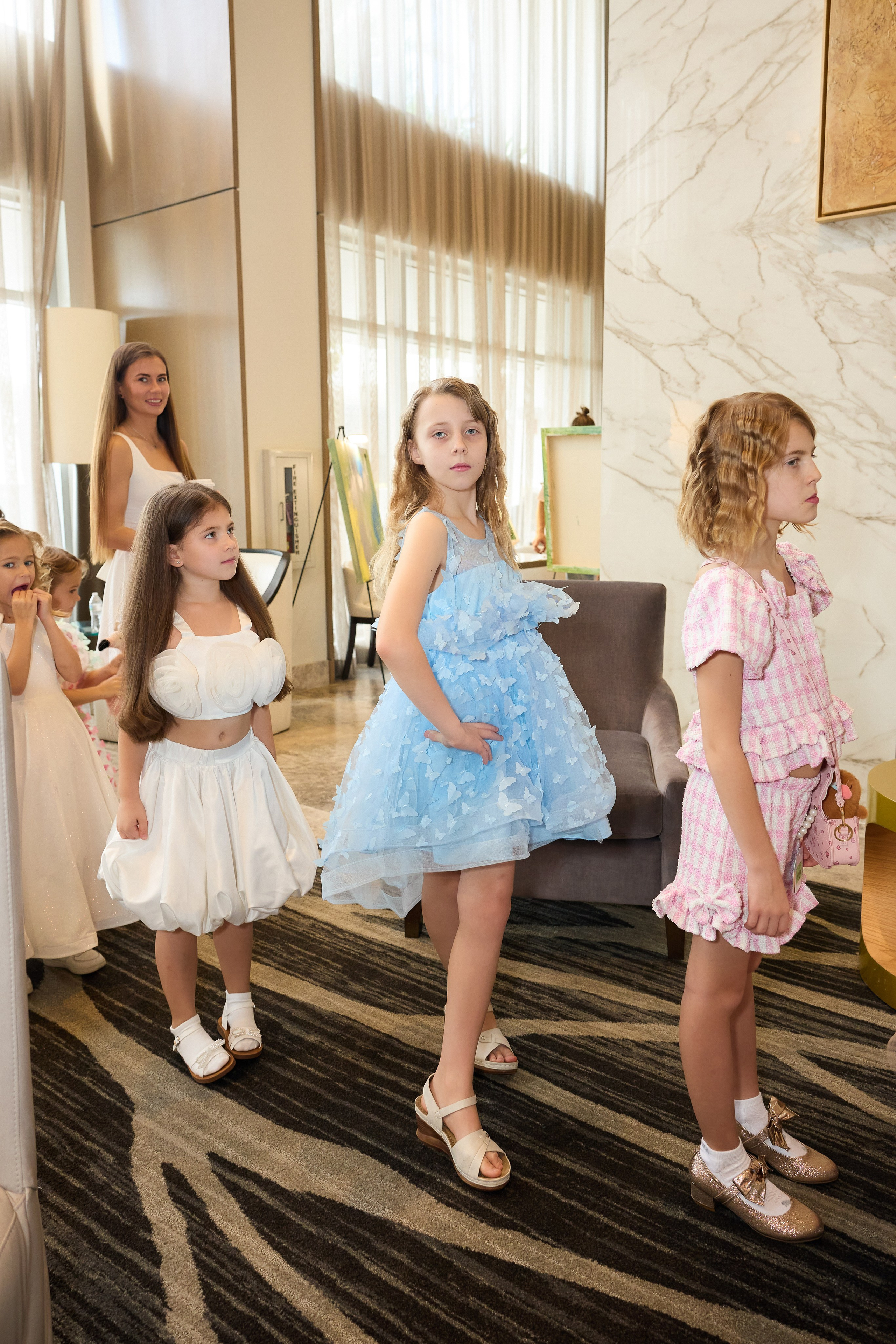 Авторская благотворительная художественная выставка Дианы Бортник. Фотограф Юлия Маковеева