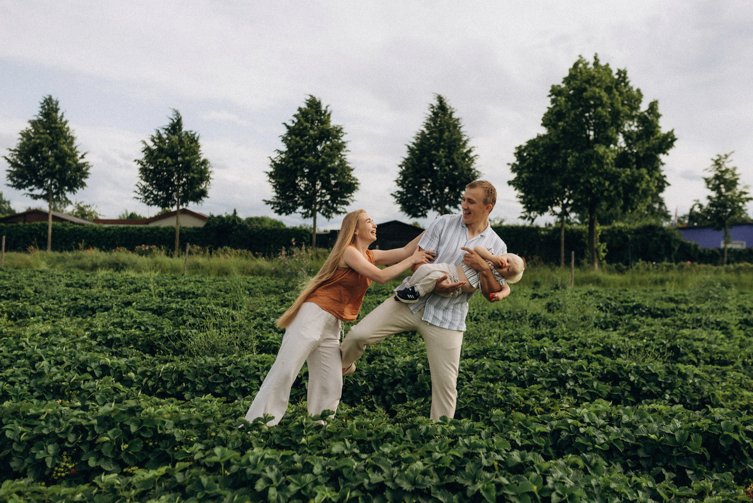 Семейная фотосессия в клубнике. Семейный фотограф Лейпциг, Германия