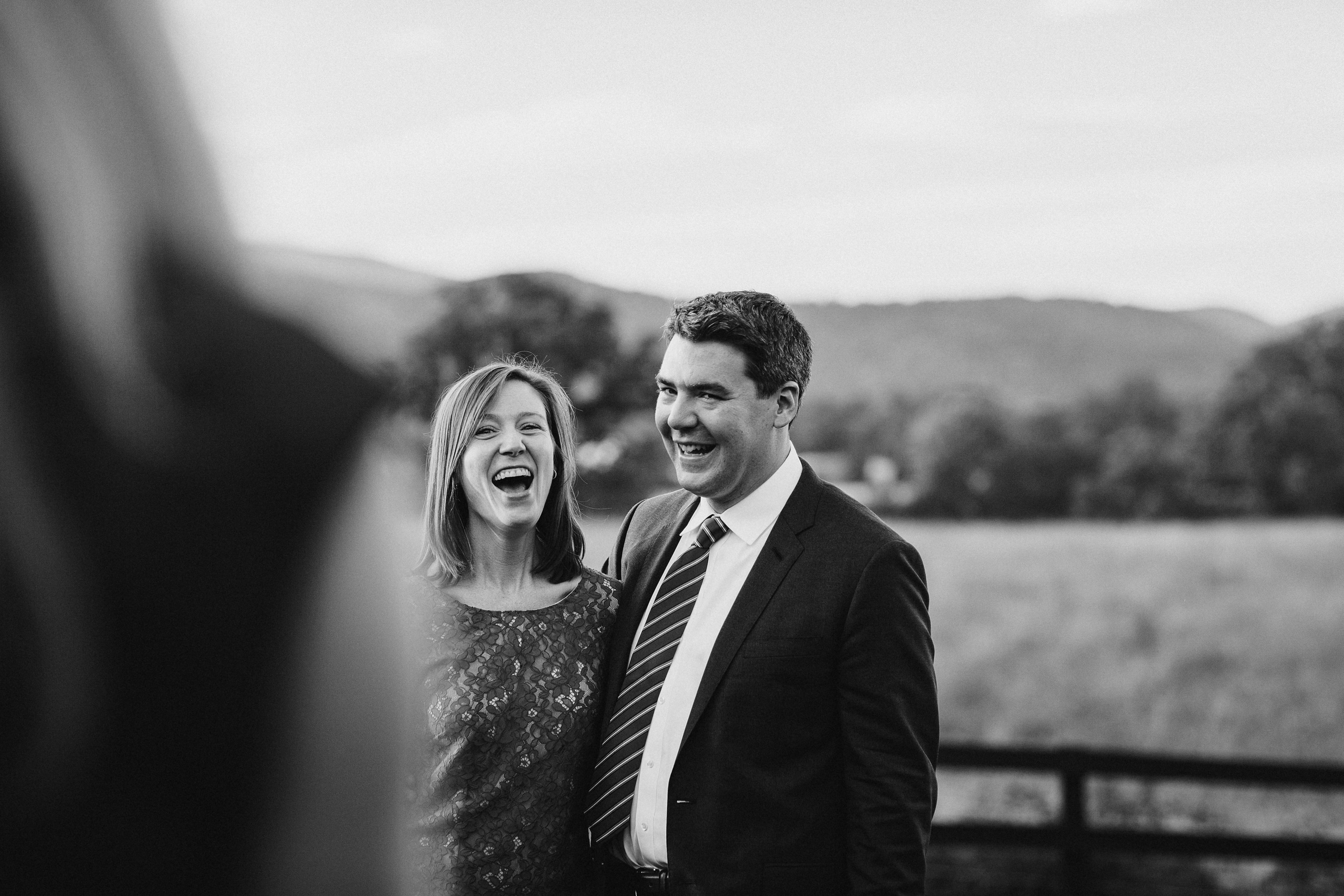 Фотограф в Ирландии Дублин свадьба гости природа кресло улыбка смех фотки топ свадебных фотографов