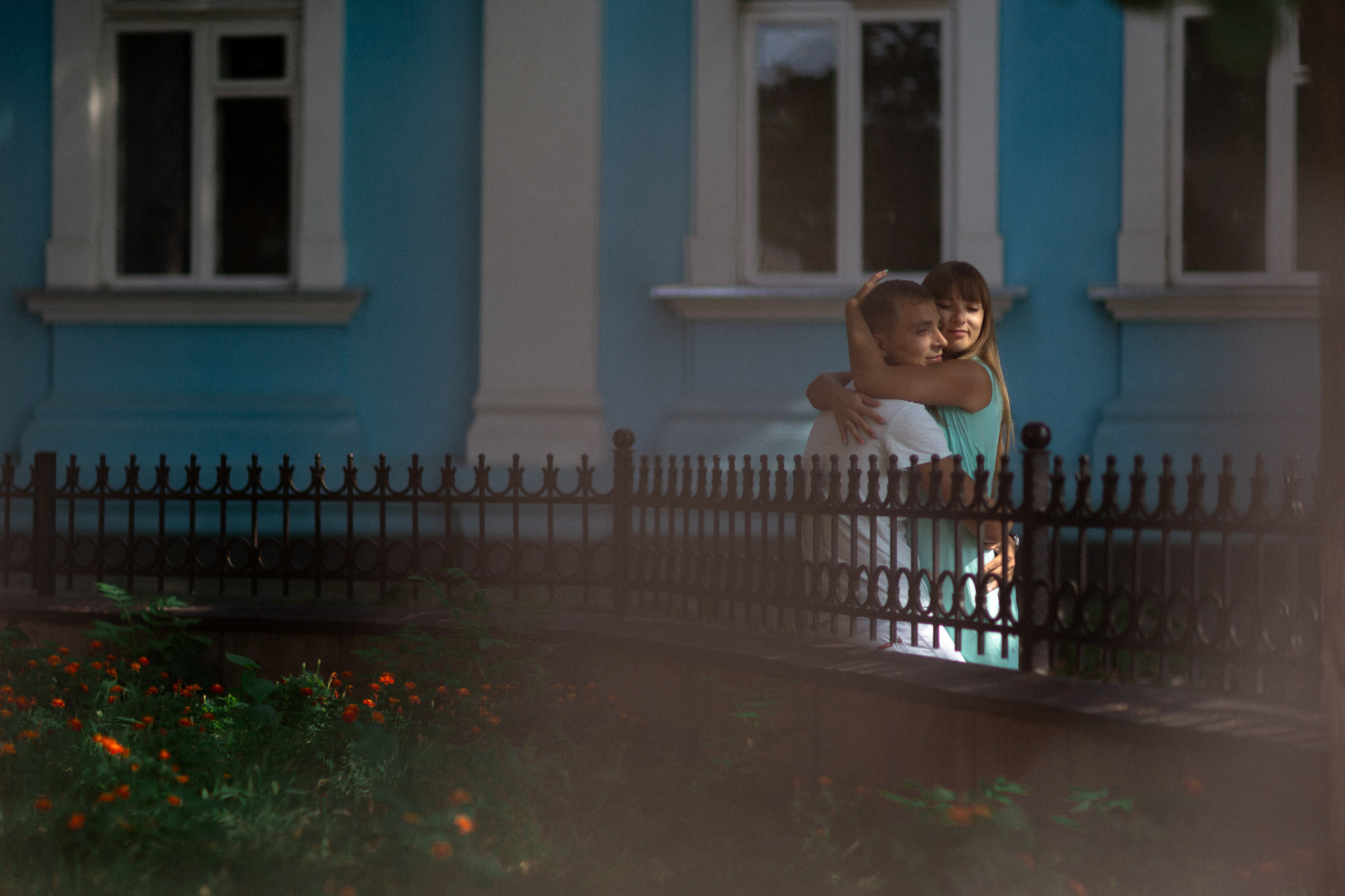 влюбленная парочка Парень девушка цветы нежность прогулка день