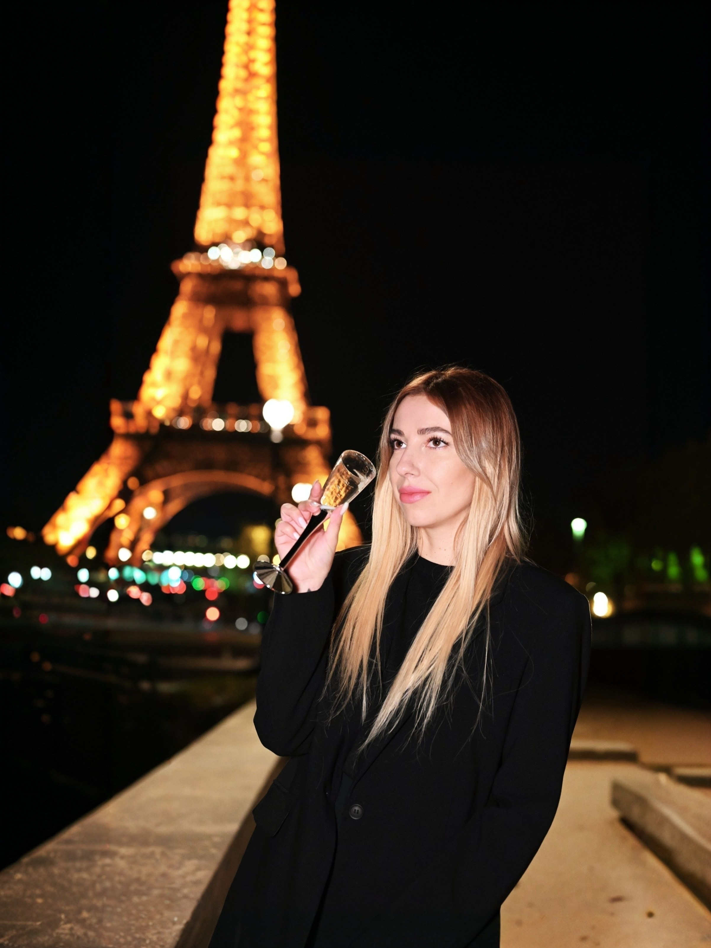 Street photoshoot in Paris. Alina Tagzieva- a photograper in Paris