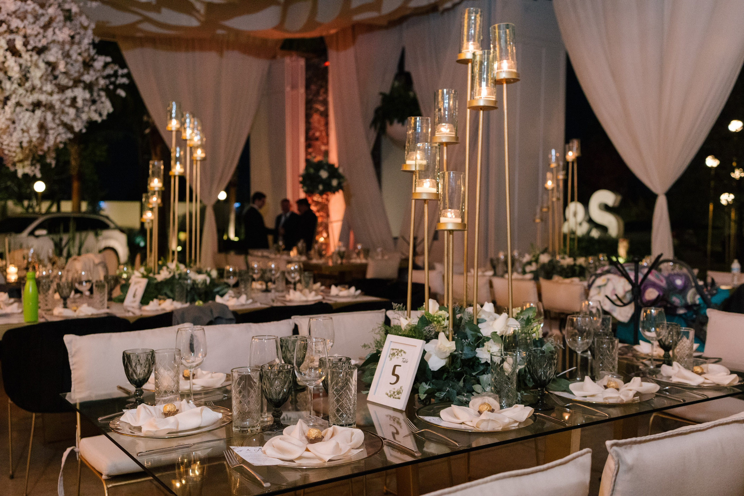 Alejandra y Salvador. Principal