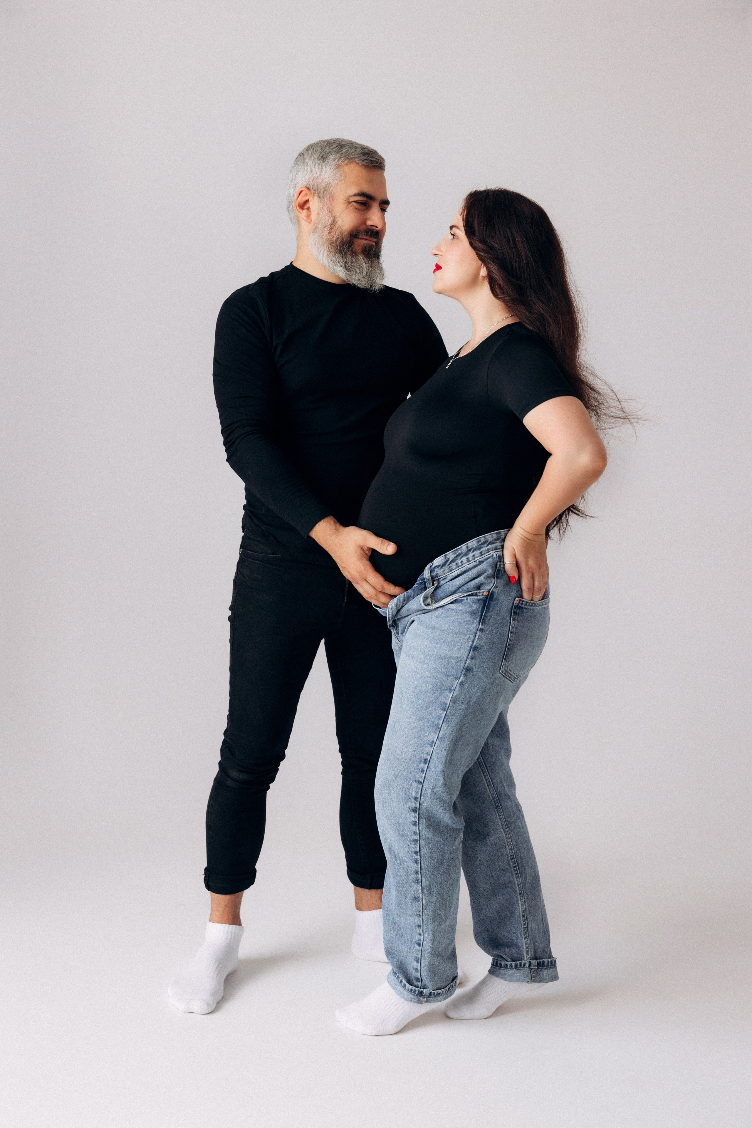 Sesja ciążowa w pełnej sylwetce – para w minimalistycznej stylizacji, elegancja i spokój w studiu Prostir.