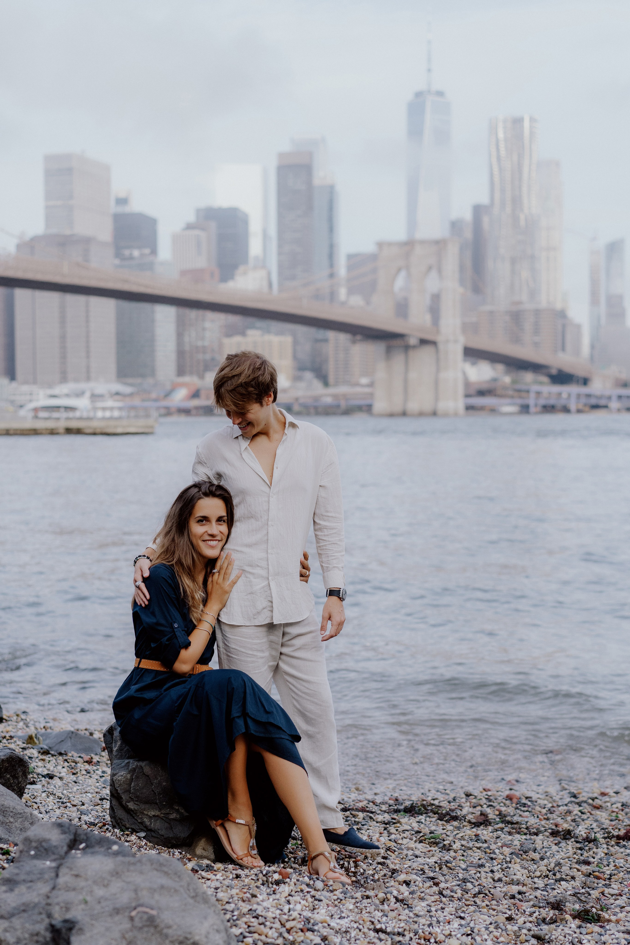 Couple in Dumbo and on the Brooklyn Bridge. Videographer and photographer in New York // MAKAROV.VIDEO