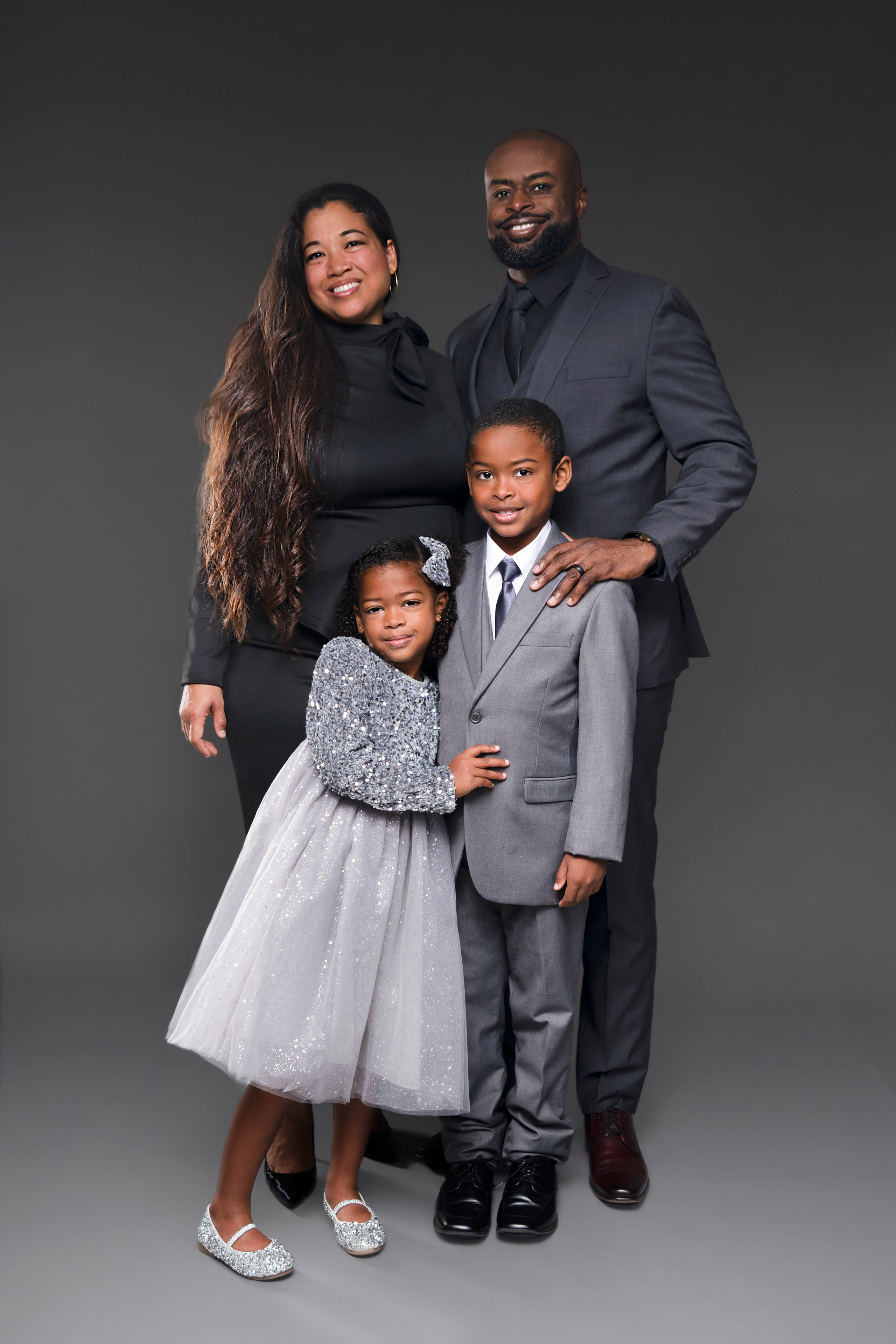 Family portrait at “Alice Green” studio. Portrait, kids and family photographer in Wesley Chapel Alina Alice Osipova