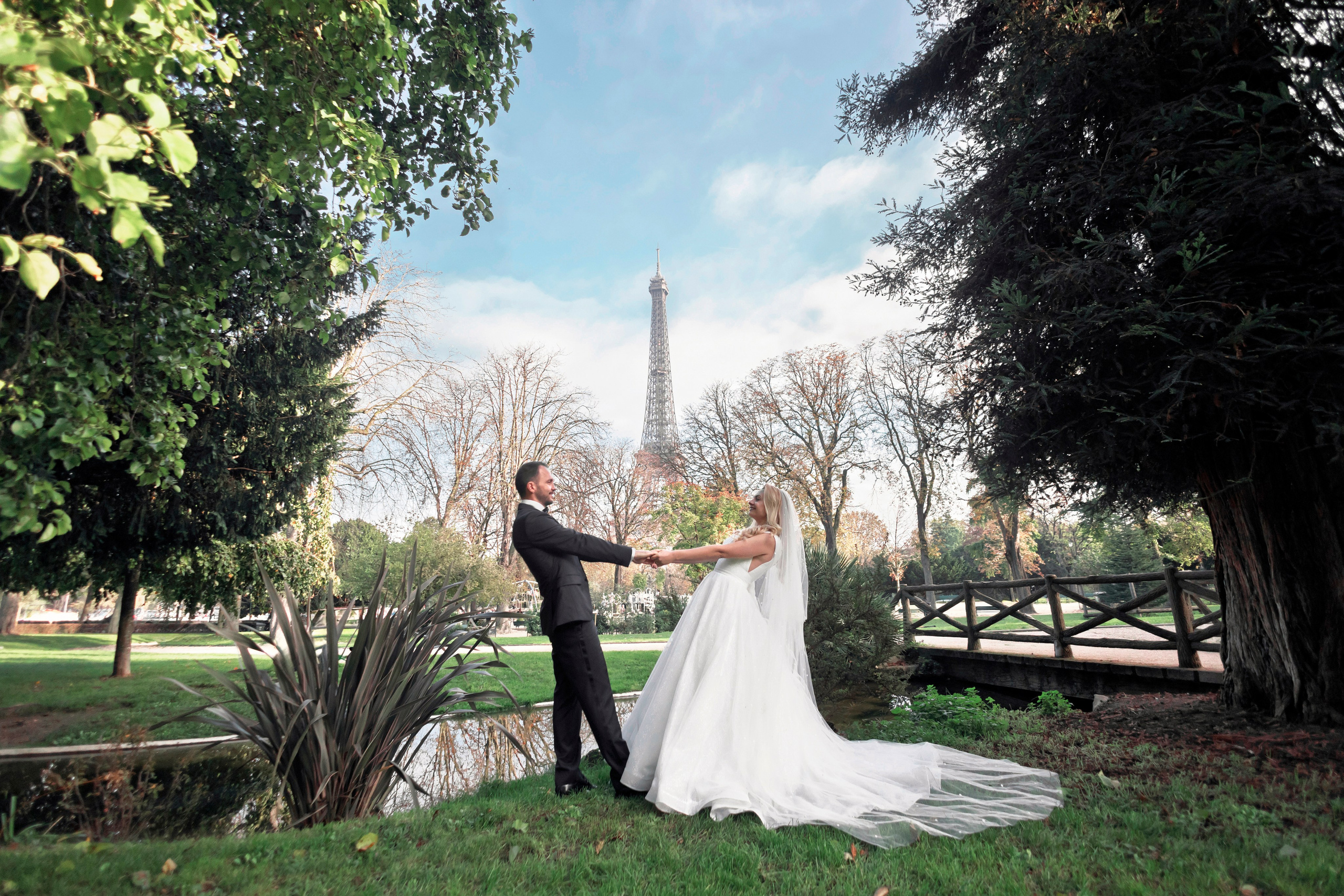 Eiffel Tower / Trifan & Raluca. Wedding, event and family photographer in Paris, Emilian Olaru