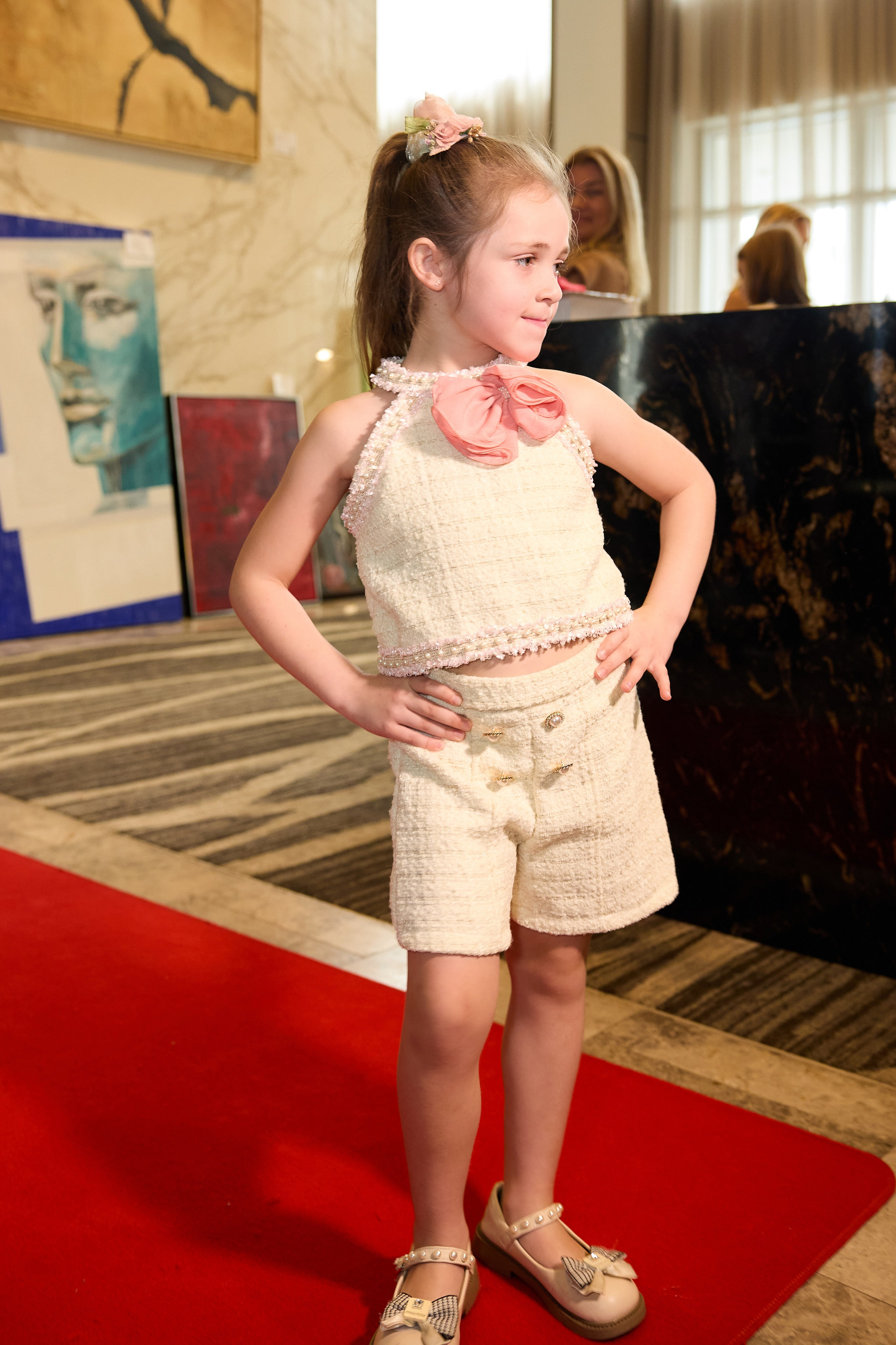 Авторская благотворительная художественная выставка Дианы Бортник. Фотограф Юлия Маковеева