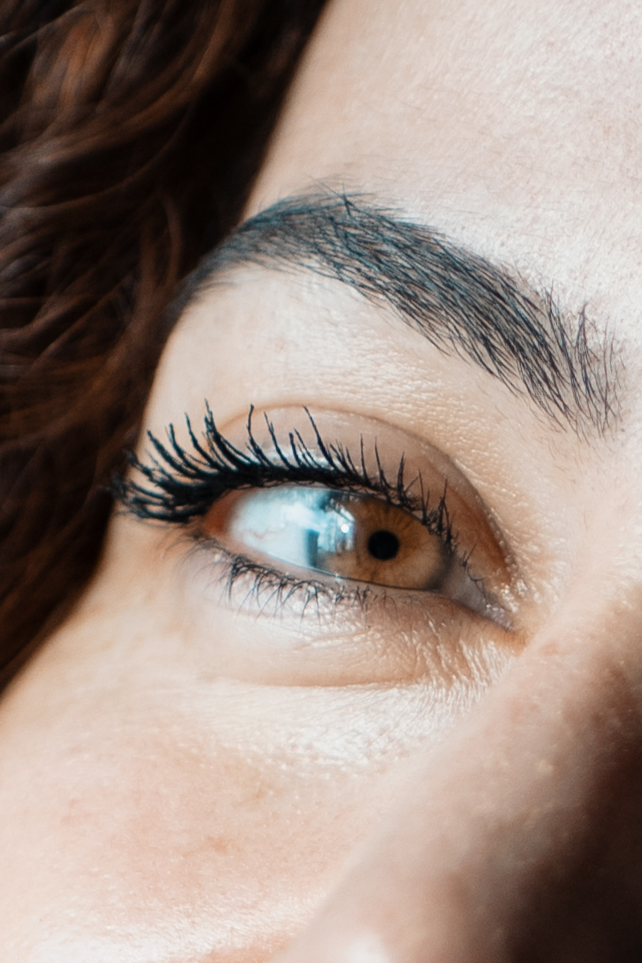 Detailaufnahme – Nahaufnahme eines braunen Auges, natürliches Portrait