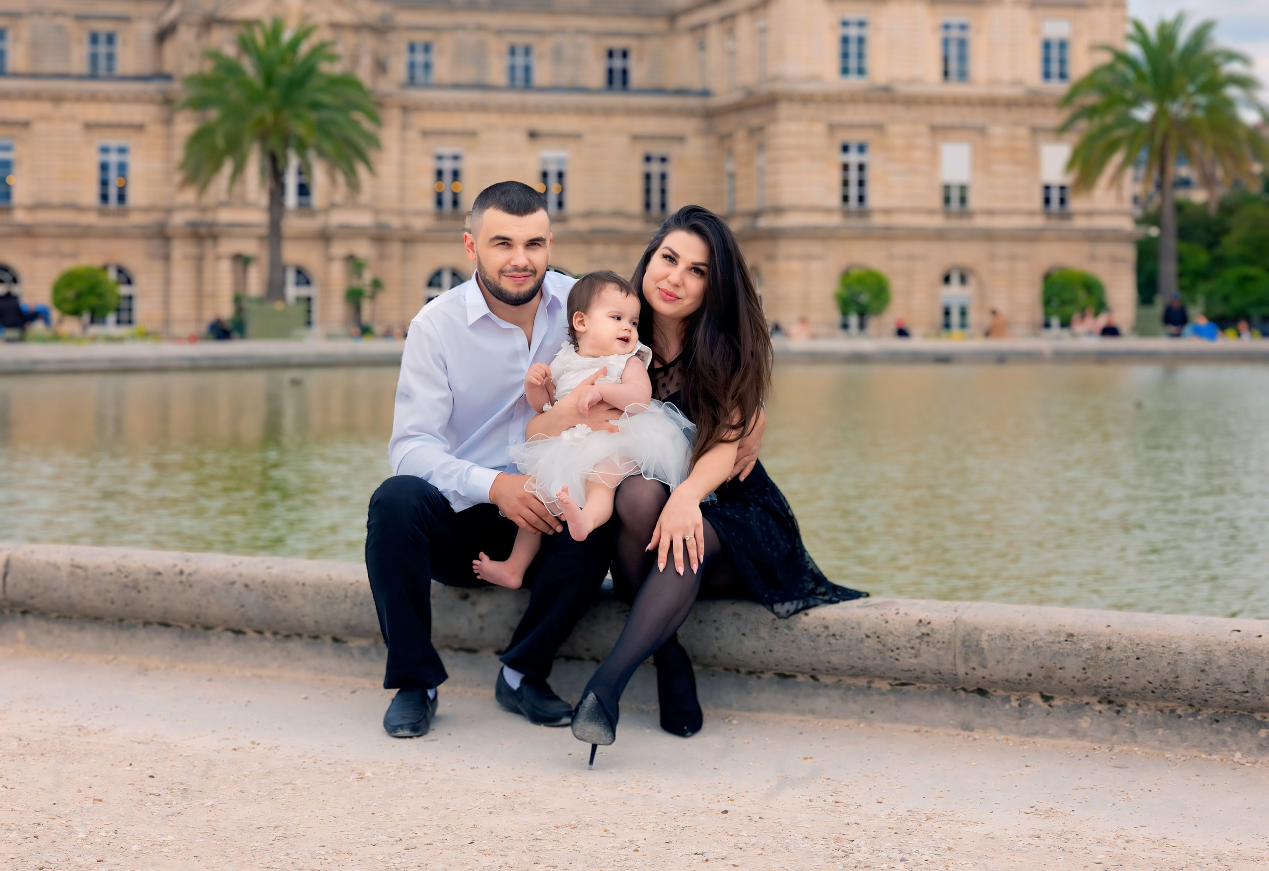 Family photoshoot in Paris. Alina Tagzieva- a photograper in Paris