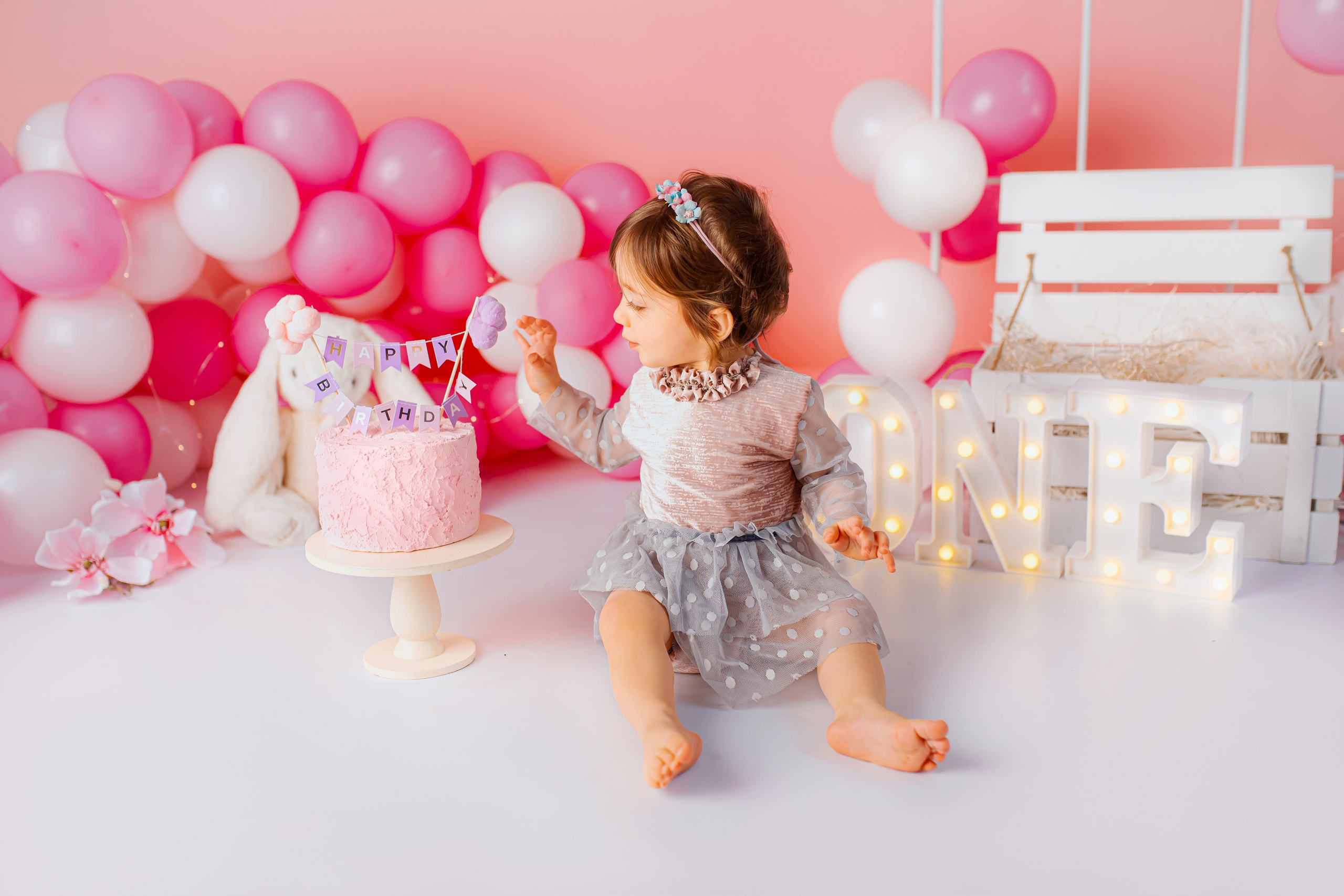 Cake smash photoshoot for One Year. Newborn photographer and Photography Educator in Prague Yana Stelmakh