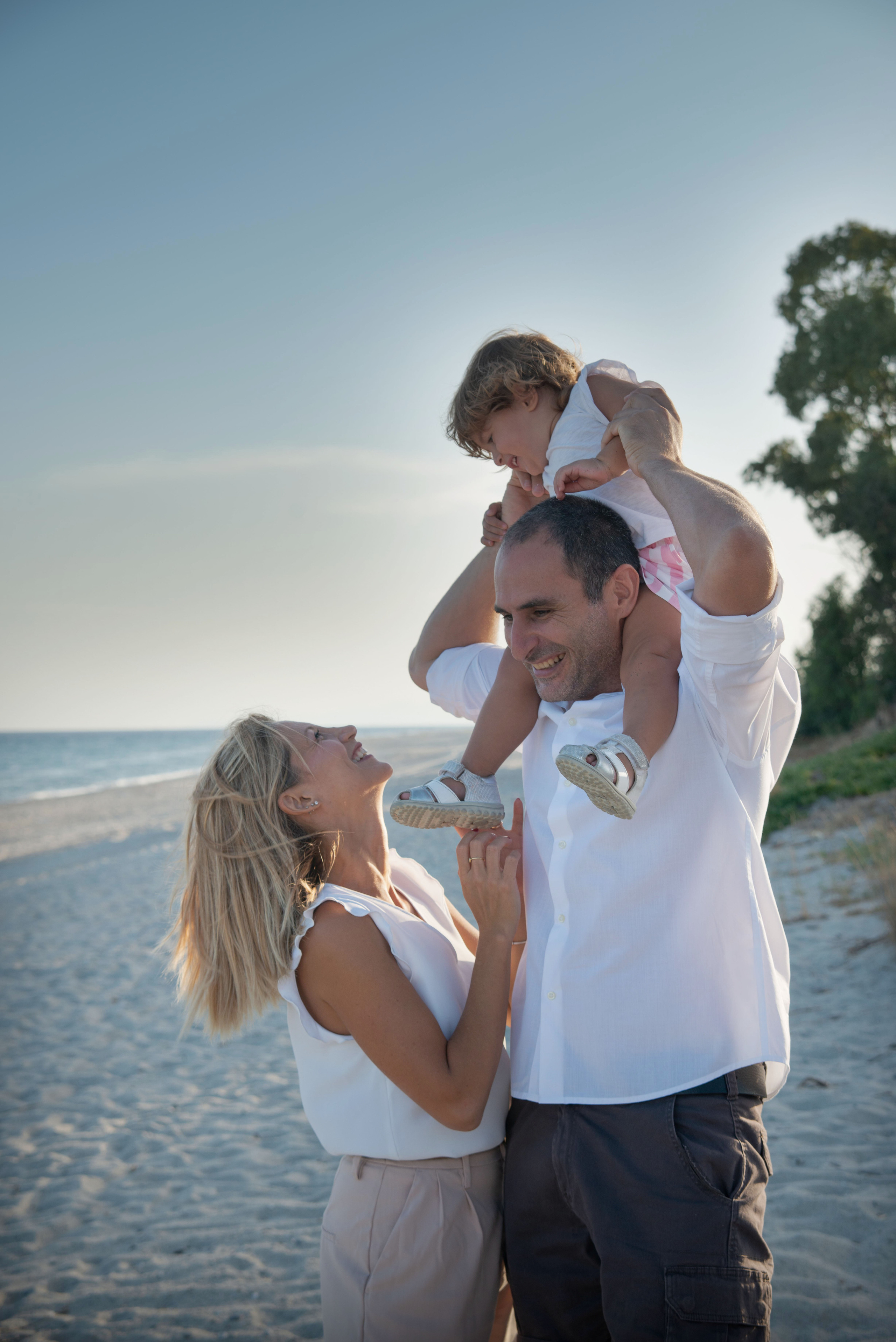 Family session on the beach in beautiful Calabria, Italy. Family and portrait photographer in Milan Daria Volkosh