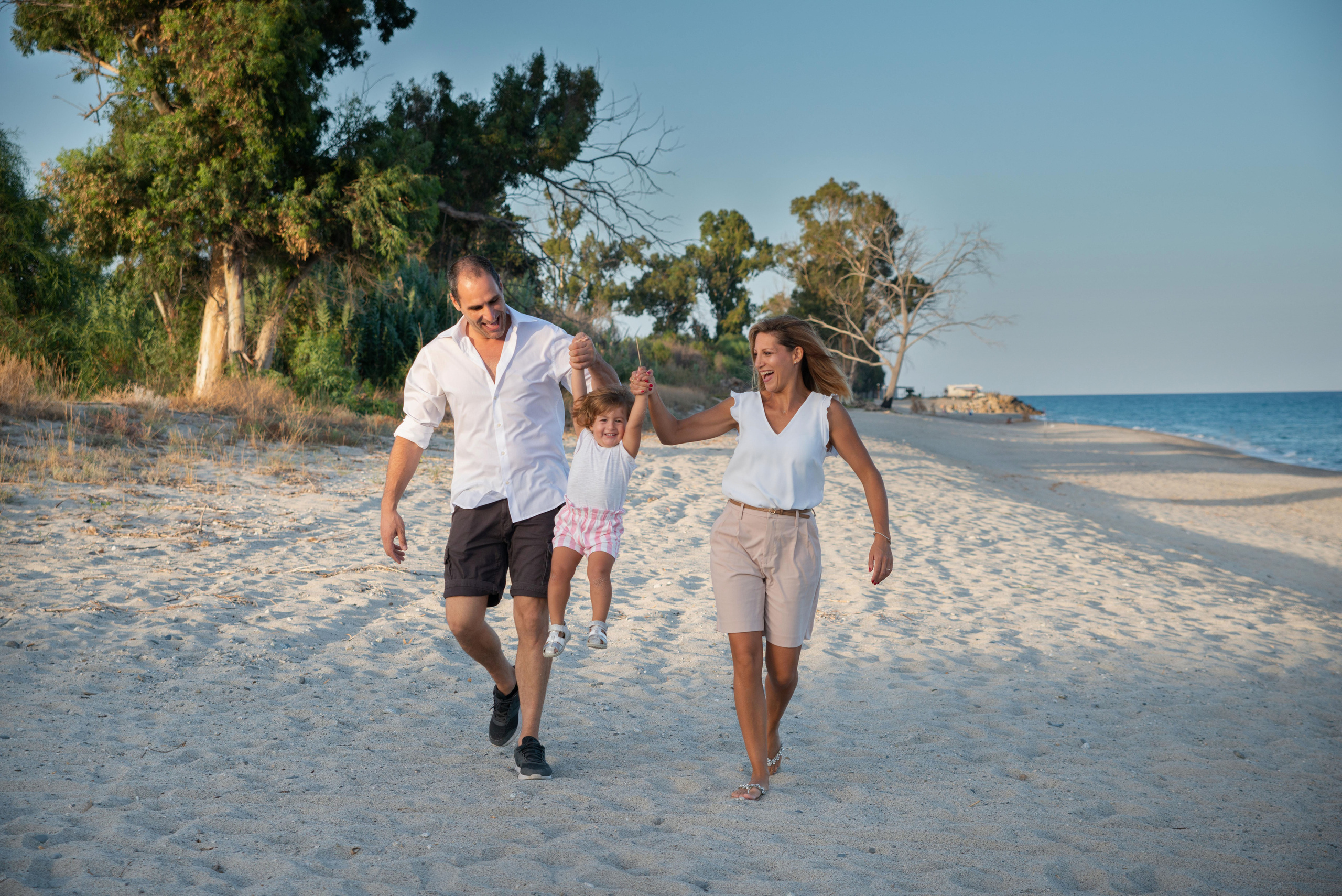 Family session on the beach in beautiful Calabria, Italy. Family and portrait photographer in Milan Daria Volkosh