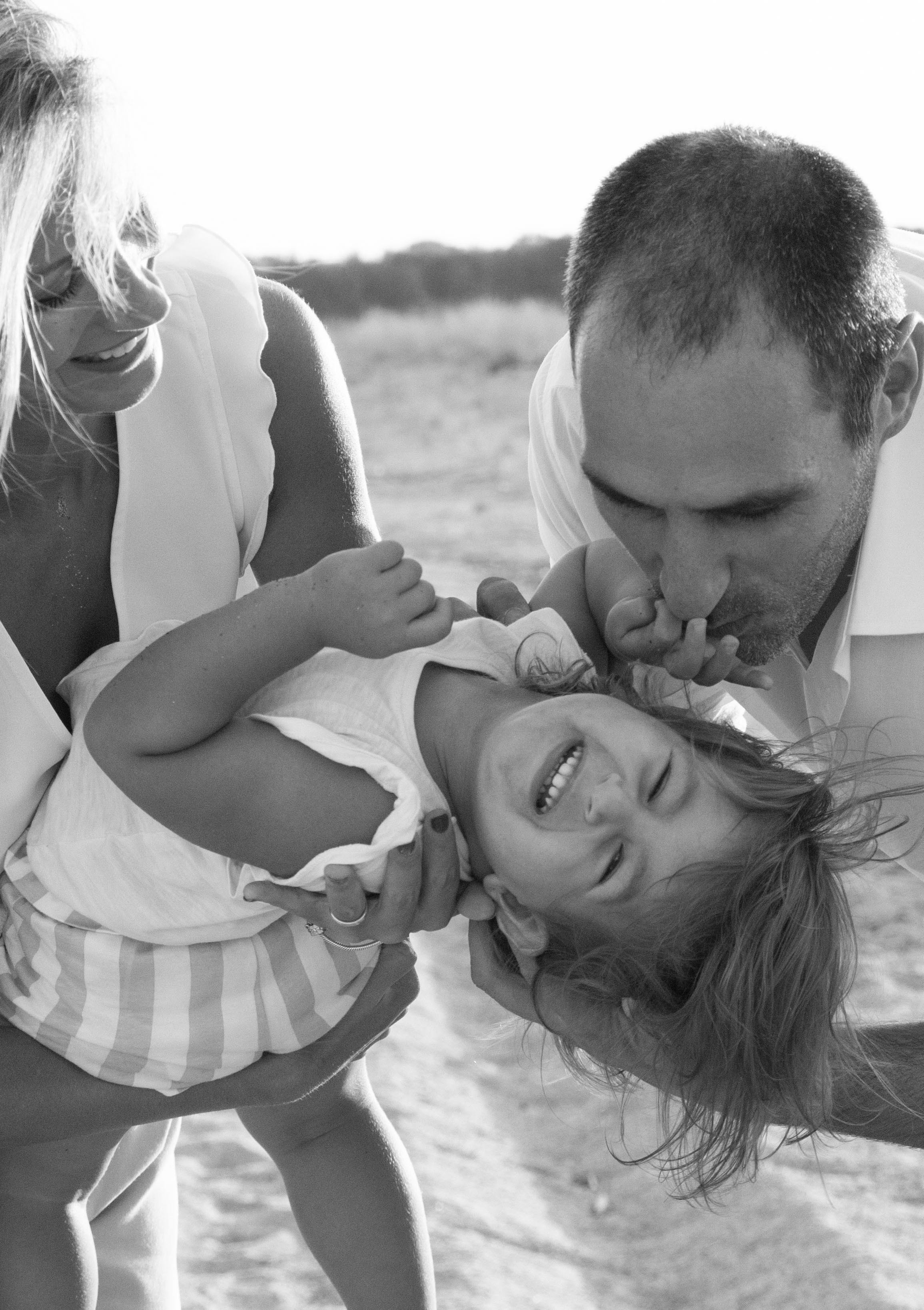 Family session on the beach in beautiful Calabria, Italy. Family and portrait photographer in Milan Daria Volkosh