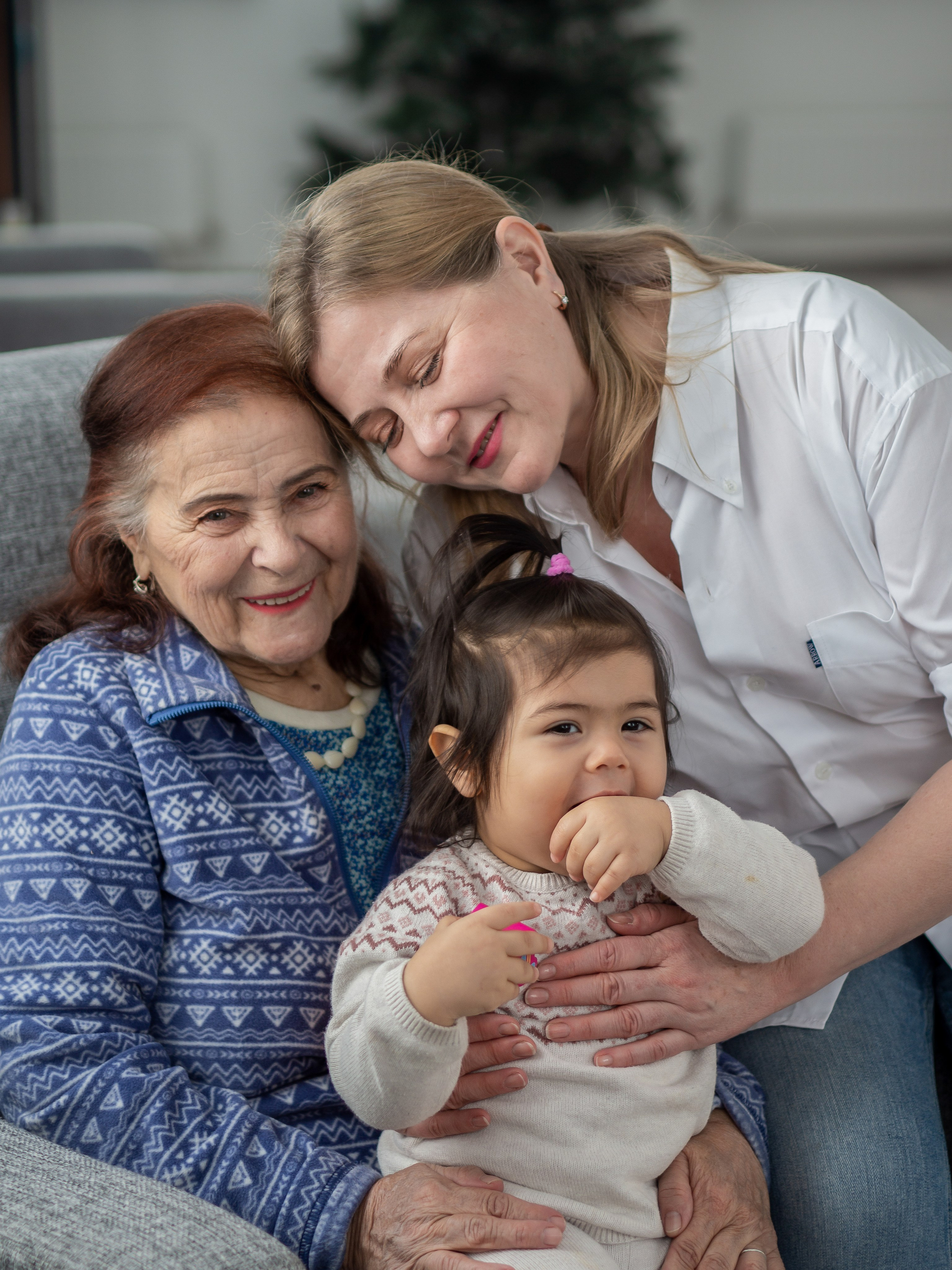 Lida & her family. Photographer in Los Angeles. Julia Ishmuratova