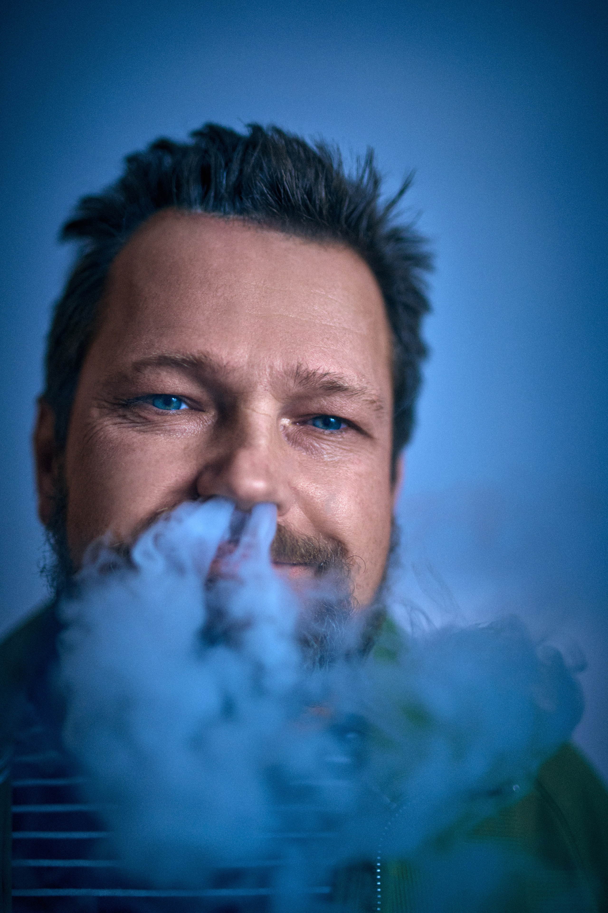 Portret męski charakterystyczny - Daniel niebieskooki smok - fotograf Andriej Szypiłow