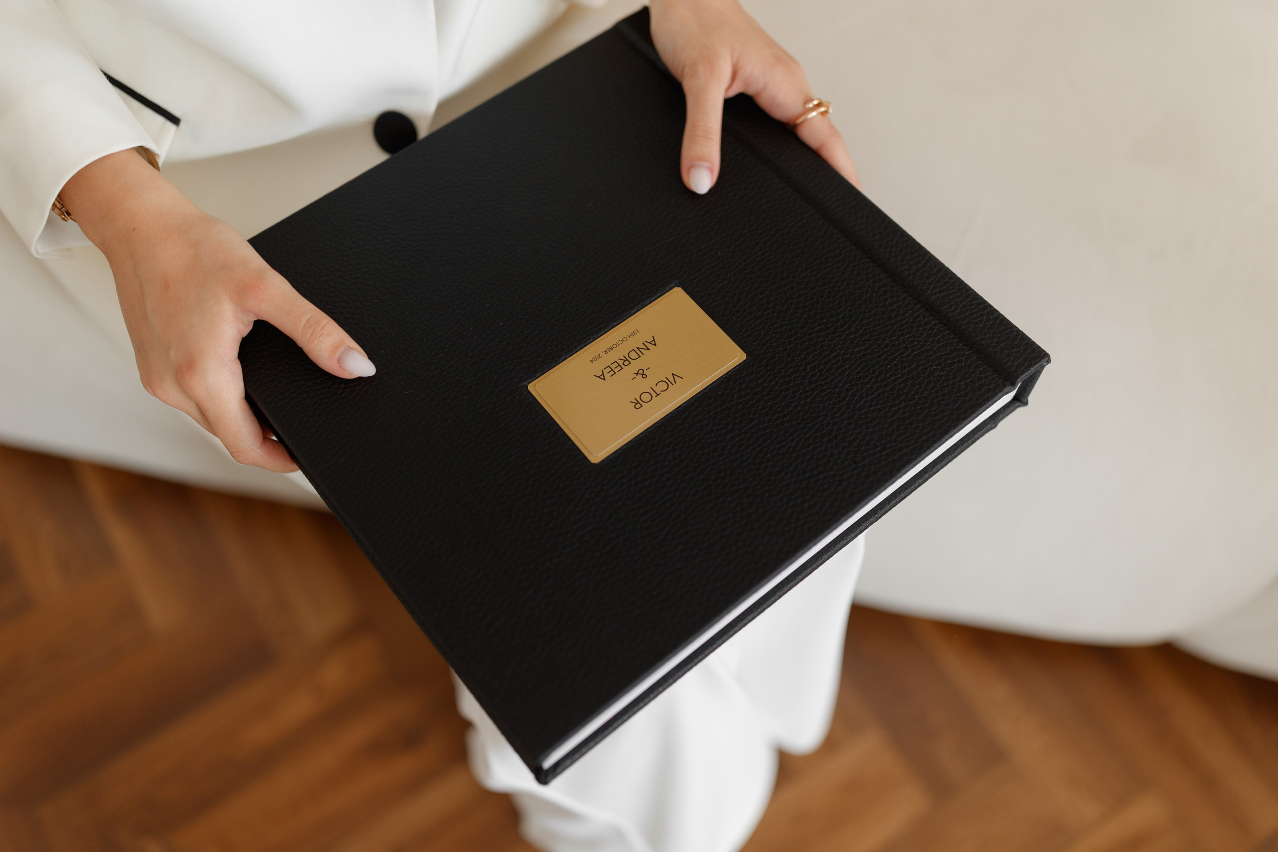 Albume de Nuntă cu Copertă din Eco-Piele Neagră – Eleganță Clasică și Povestea Dragostei Tale. Scarlat Photography