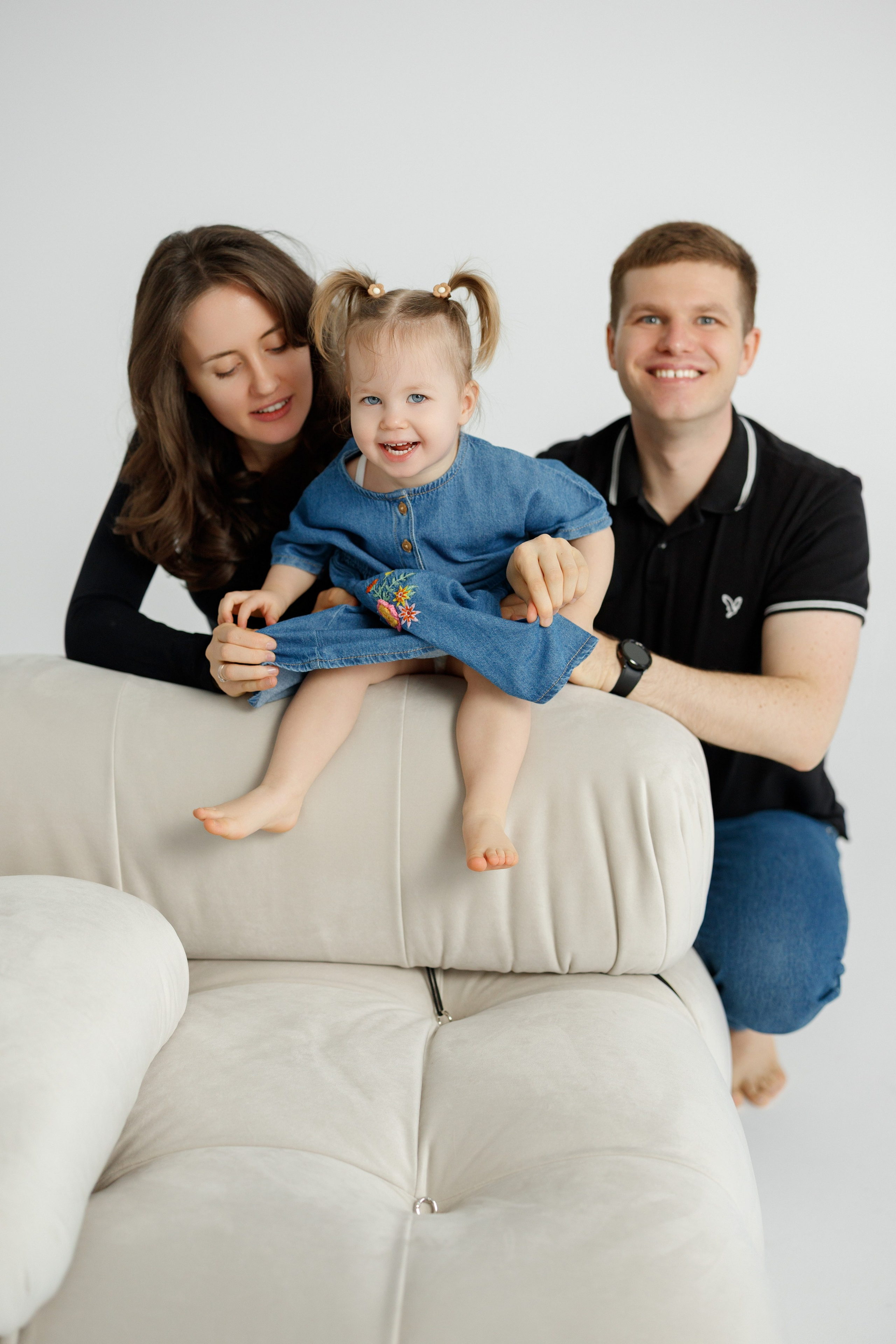 Ședință Foto de Familie — Stil Minimalist pe Fundal Alb. Scarlat Photography
