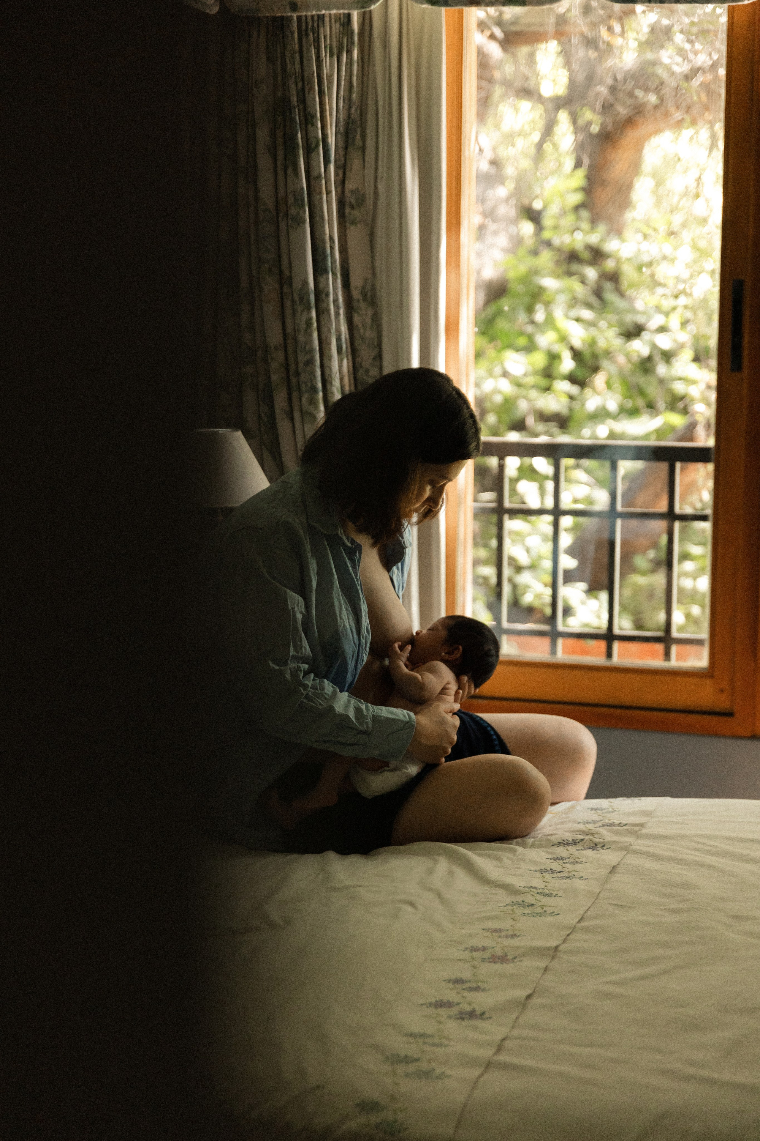 Sesión en casa con recién nacido y mamá — Dulzura y momentos reales. Photographer in Santiago, Chile Anna Almazova