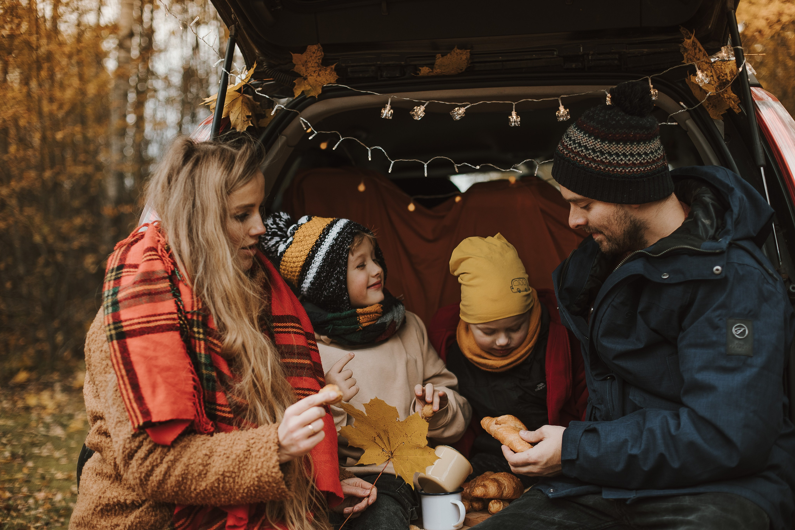 Rudens fotosesija ar mašīnu. Fotogrāfs Rīgā — Katerina Gordik