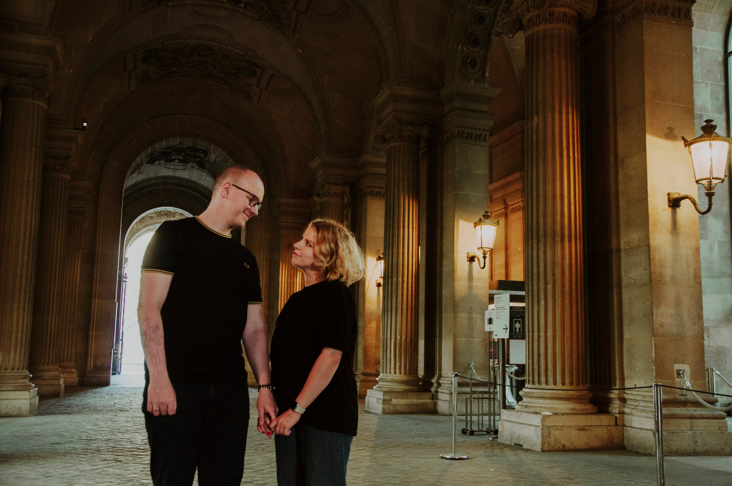 Couple photoshoot near the Louvre. Paris photographer — Polina Osipova