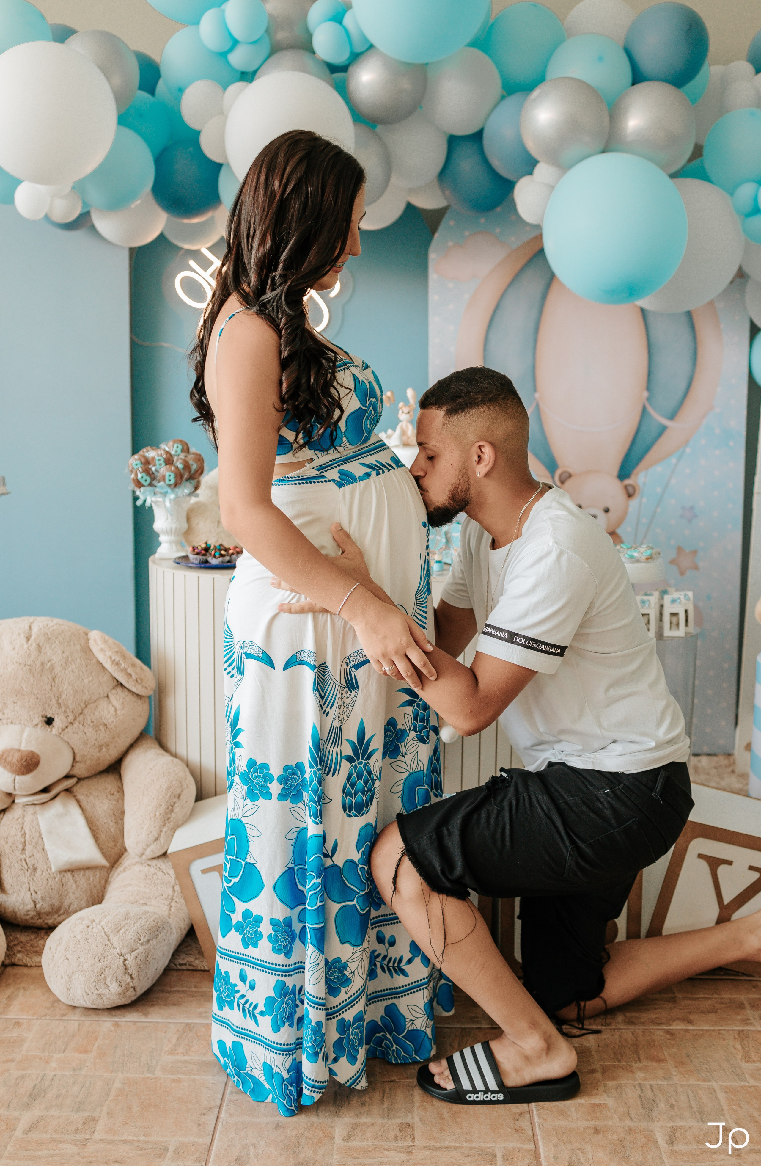 Foto da gestante segurando a barriga com carinho no chá de bebê em Barra Bonita.