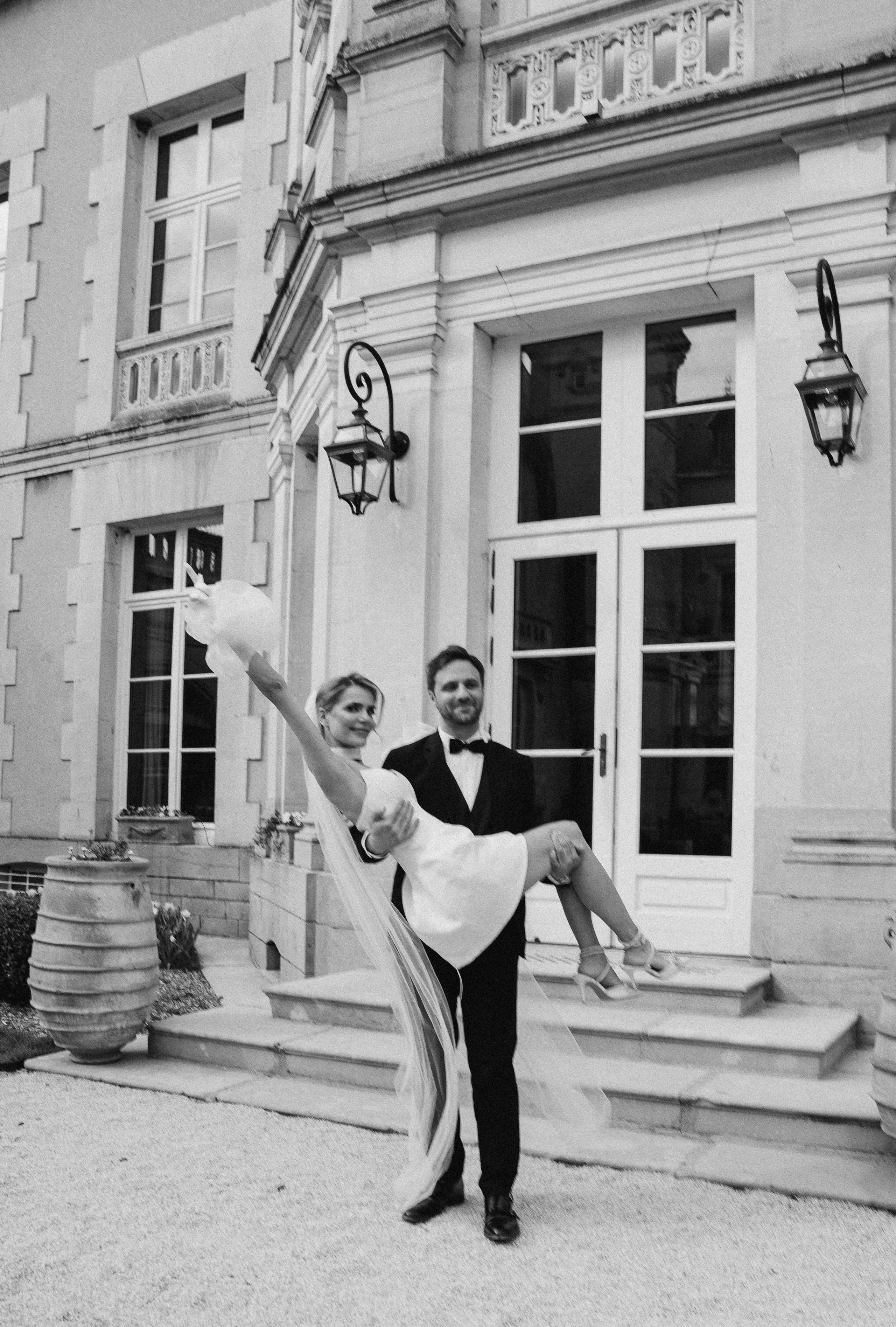 Chateau elopement inspiration. Wedding photographer in Paris Oksana Shum