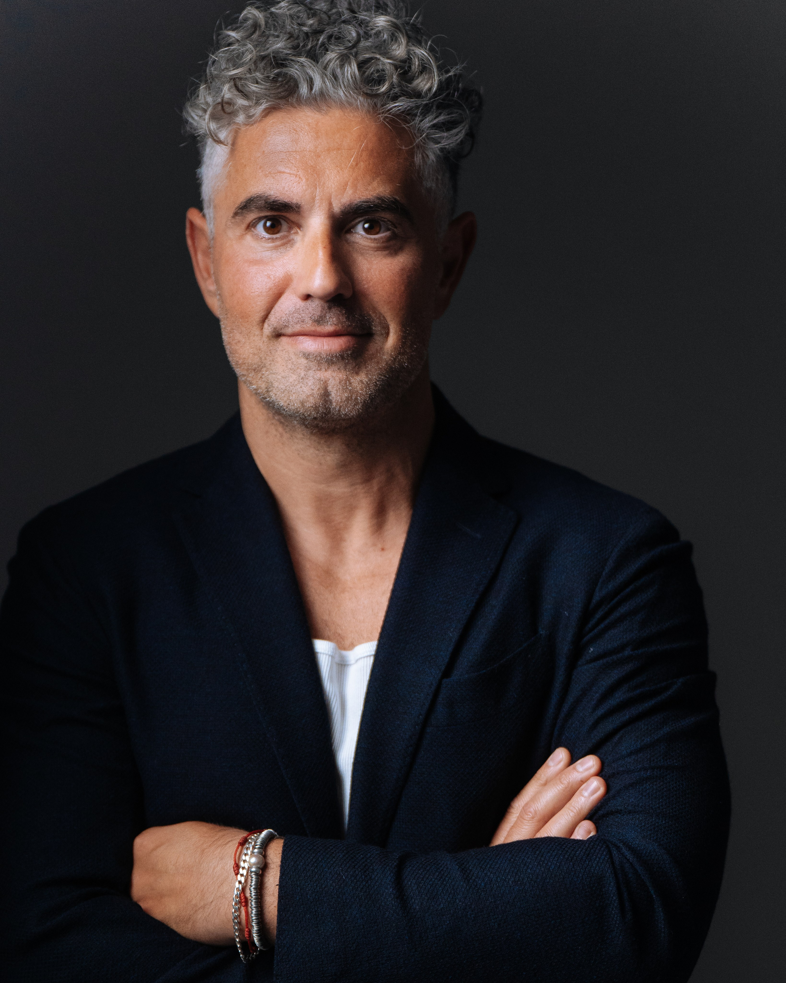 Деловой портрет топ-менеджера. Тёмный фон, строгий стиль, Москва