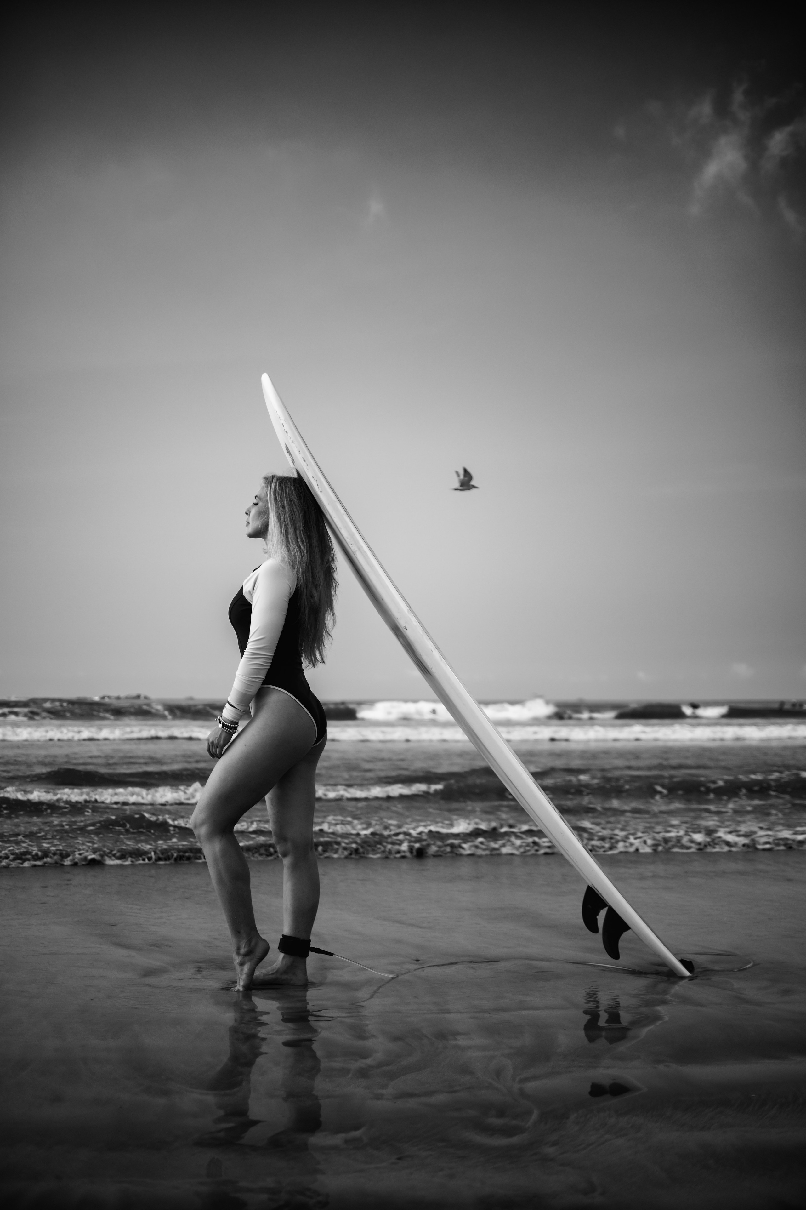 Photoshoot with a surfboard | BW