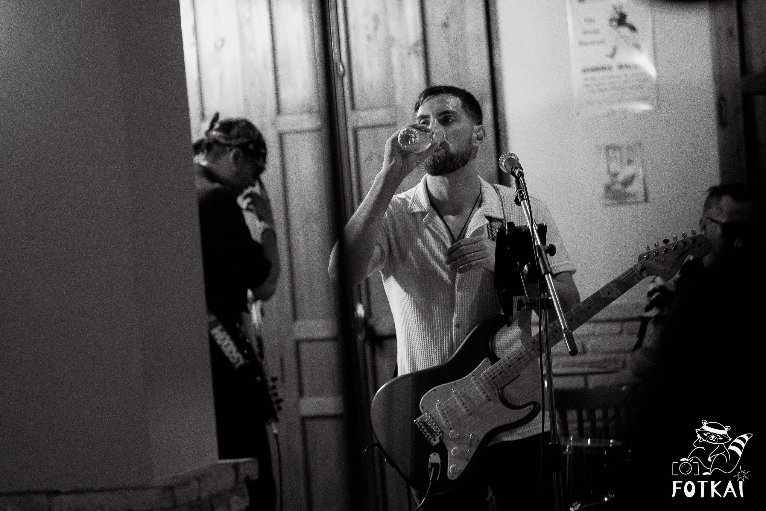 Stones of the Coast en Café Aljibe Rojales: Reportaje fotográfico 30.08.25 | FOTKAI