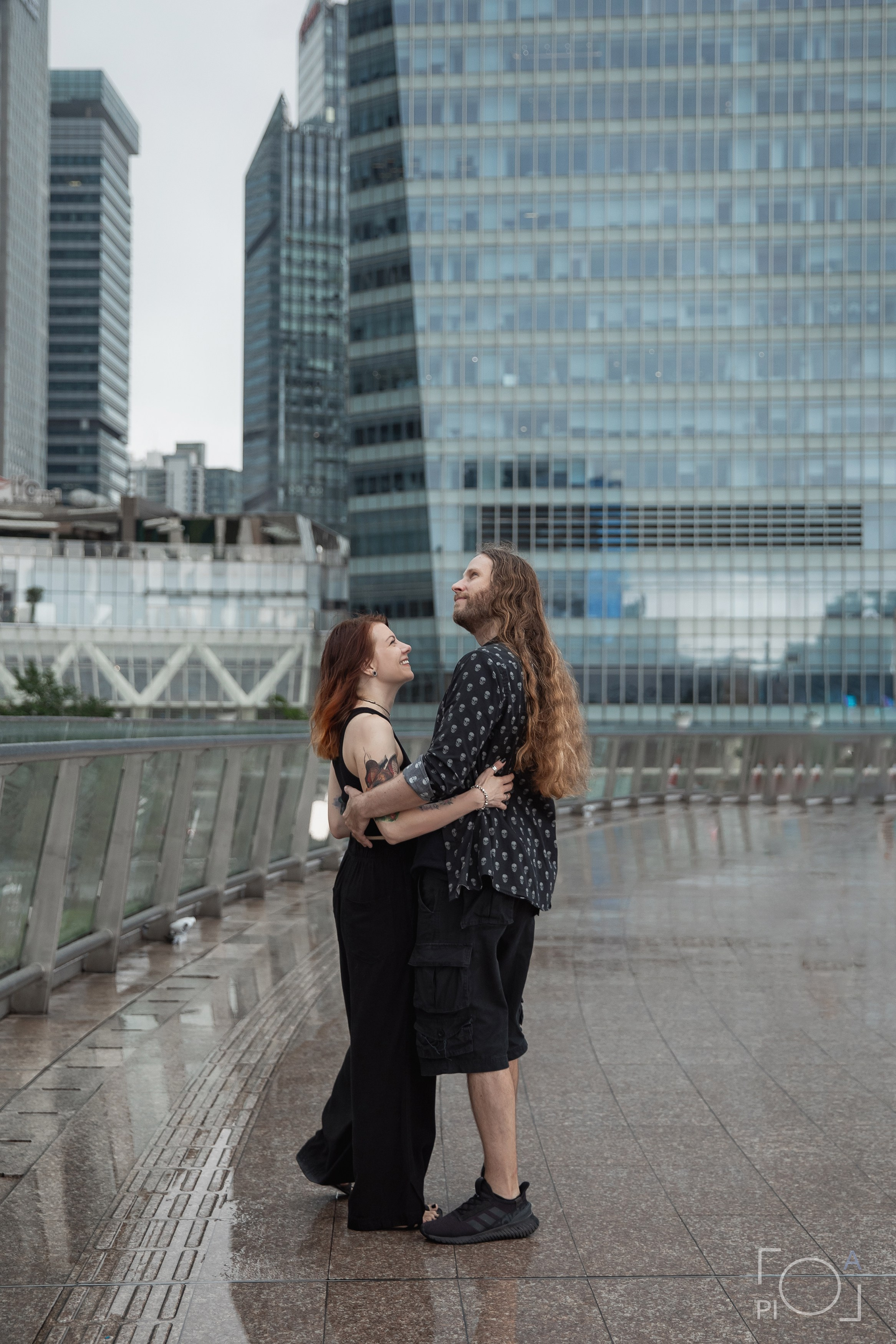 Пара танцует на мосту в Шанхае, финансовый центр Lujiazui