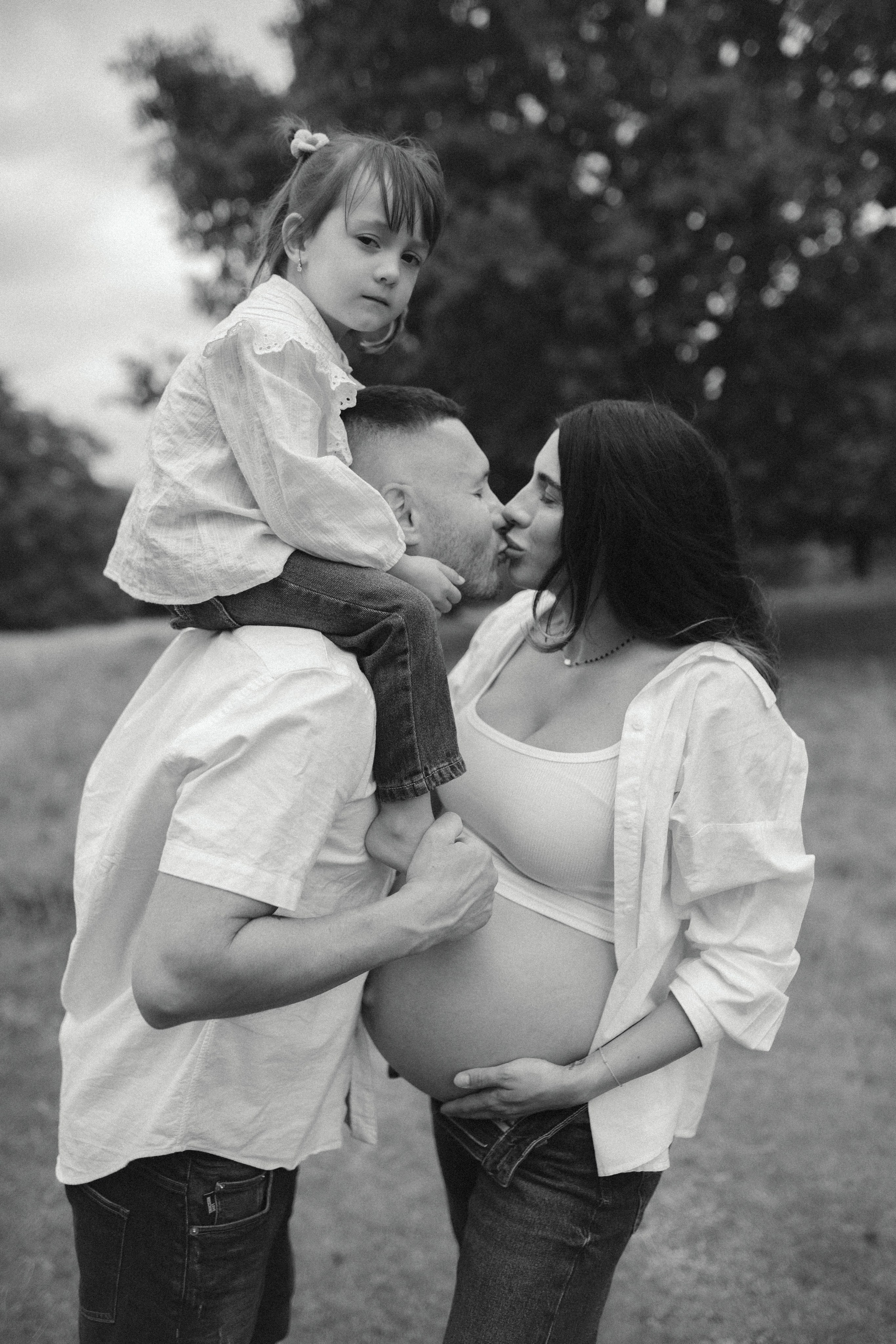 Growing life, holding love. Wedding and Portrait Photographer Evie Moon