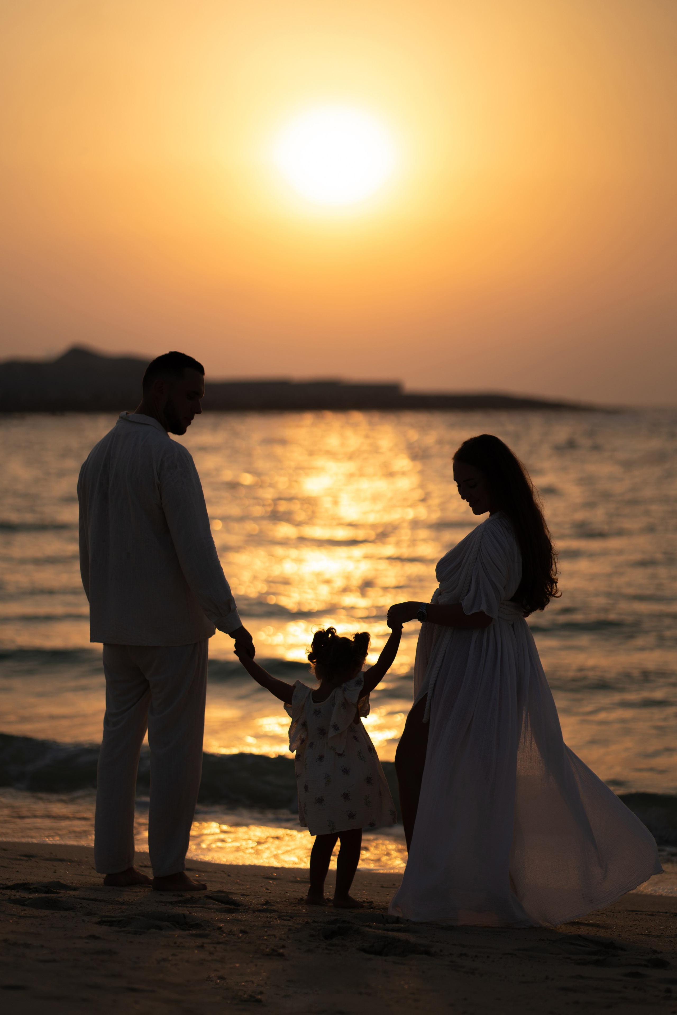 Golden hour, growing love. Angela Iakovleva — Family Photographer in Dubai
