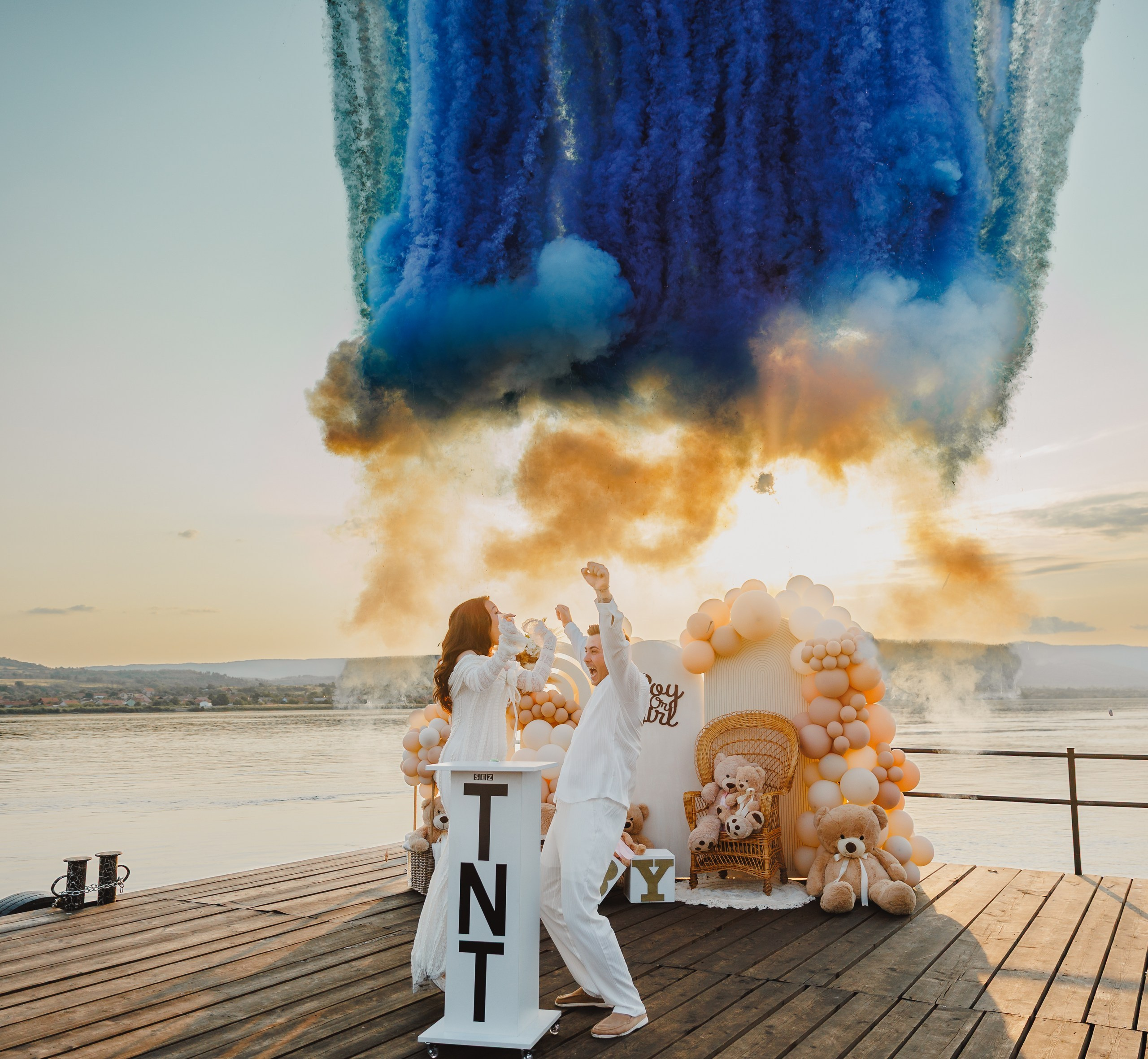 Părinți bucuroși cu brațele ridicate la gender reveal băiat