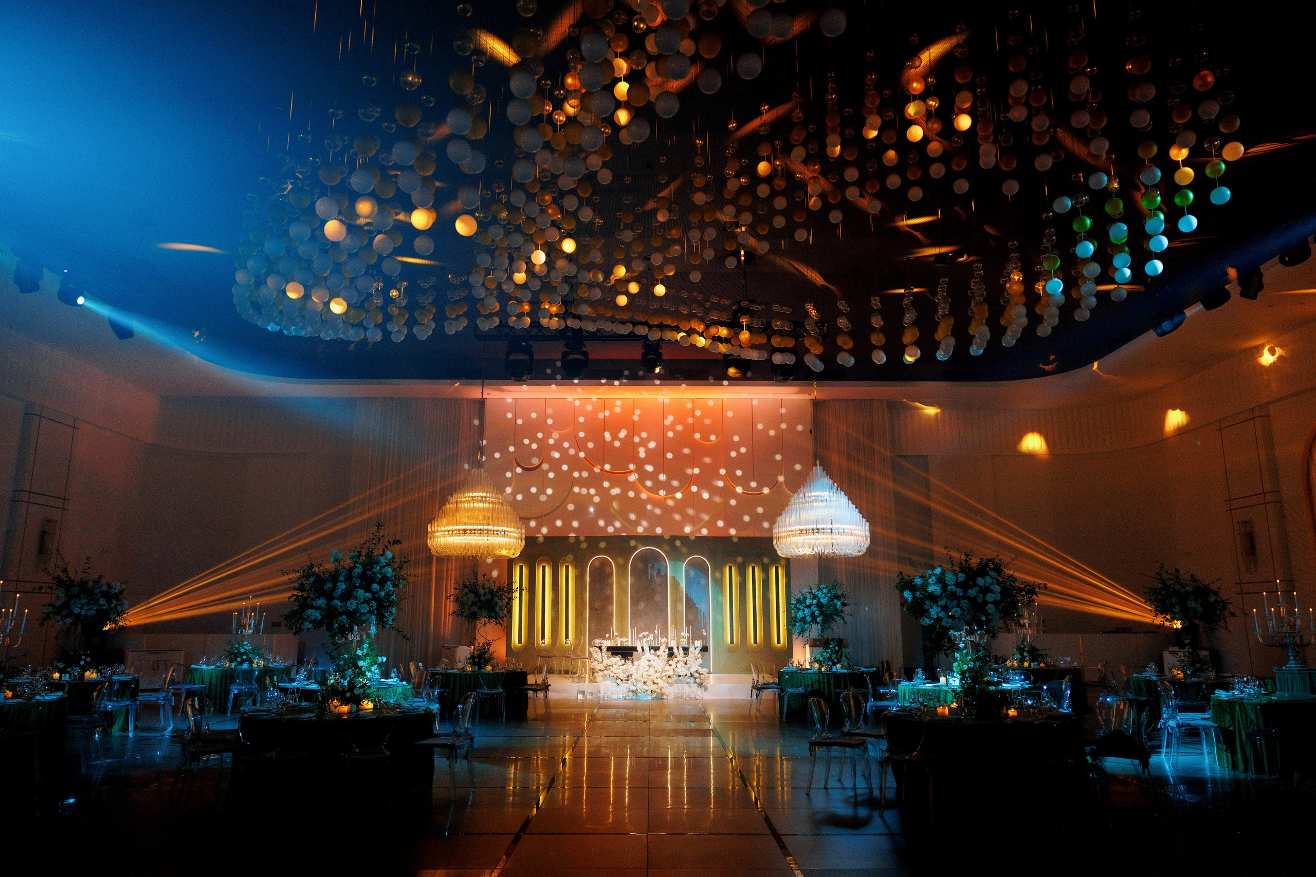 Fotograf de nuntă documentar, fără regii forțate, cadre naturale, fotografie pe film și digital, disponibil oriunde.