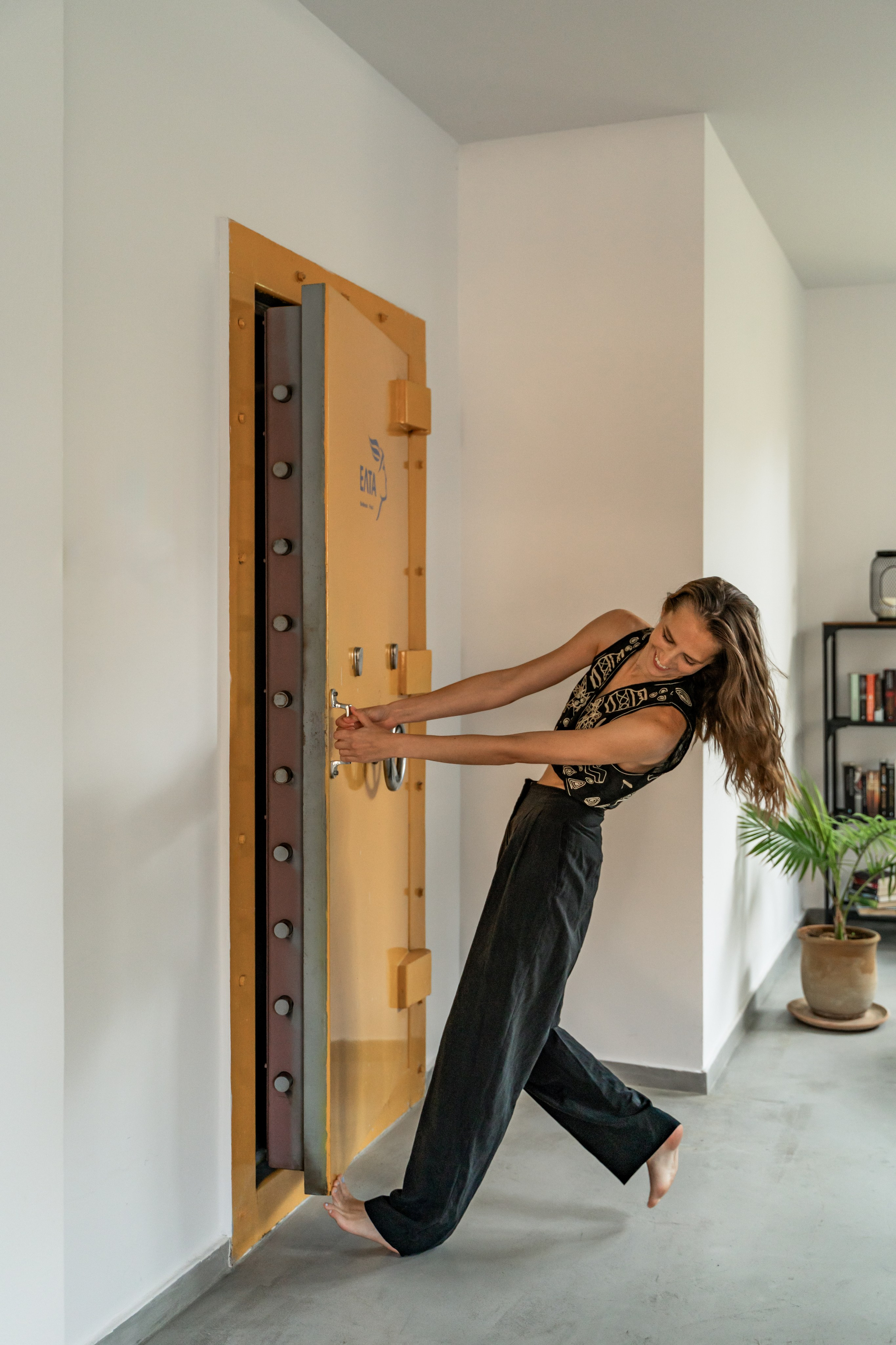 ~Vesla~. Photo & Videos