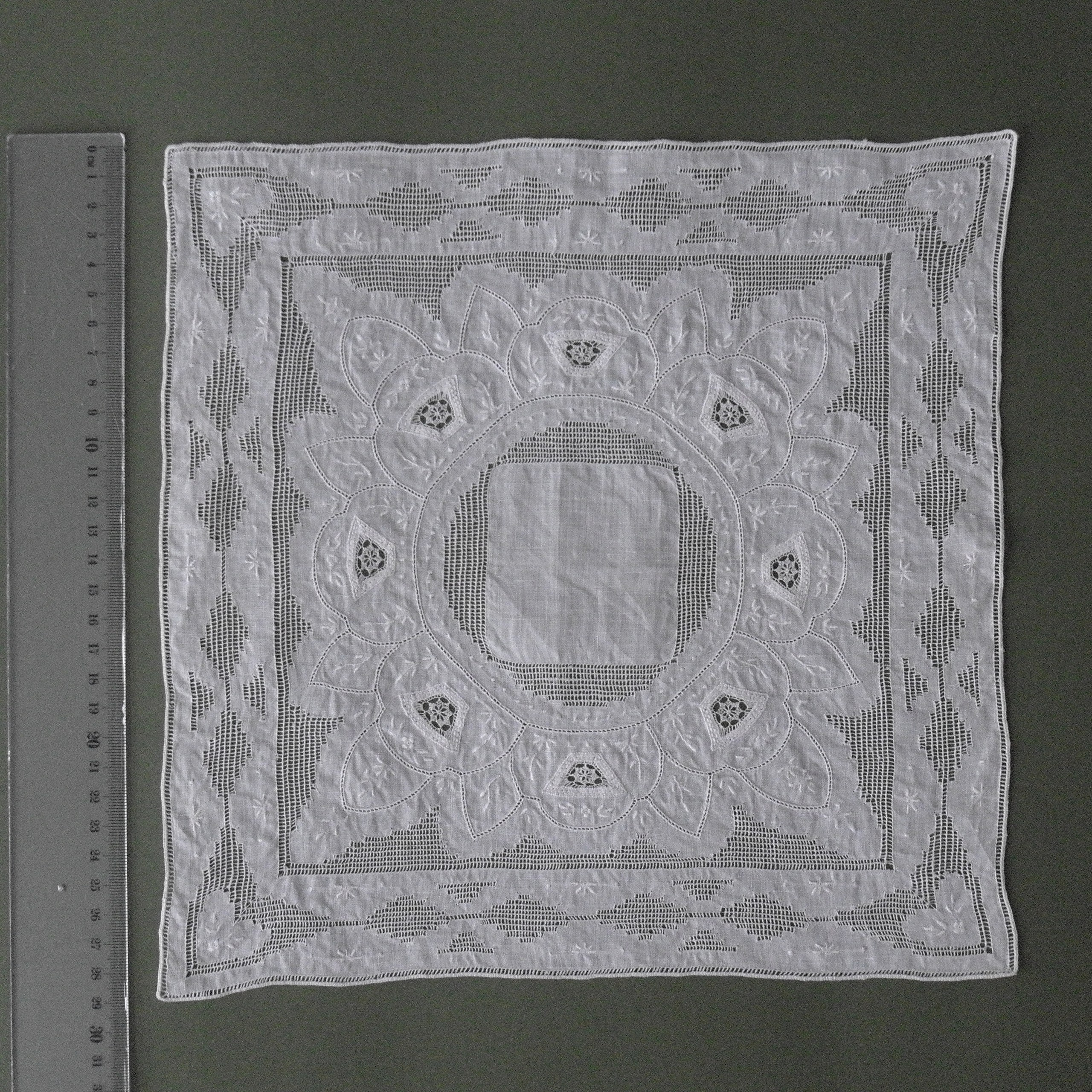 Lace napkins2. Современнные и актикварные украшения в Барселоне, Москве и Санкт-Петербурге