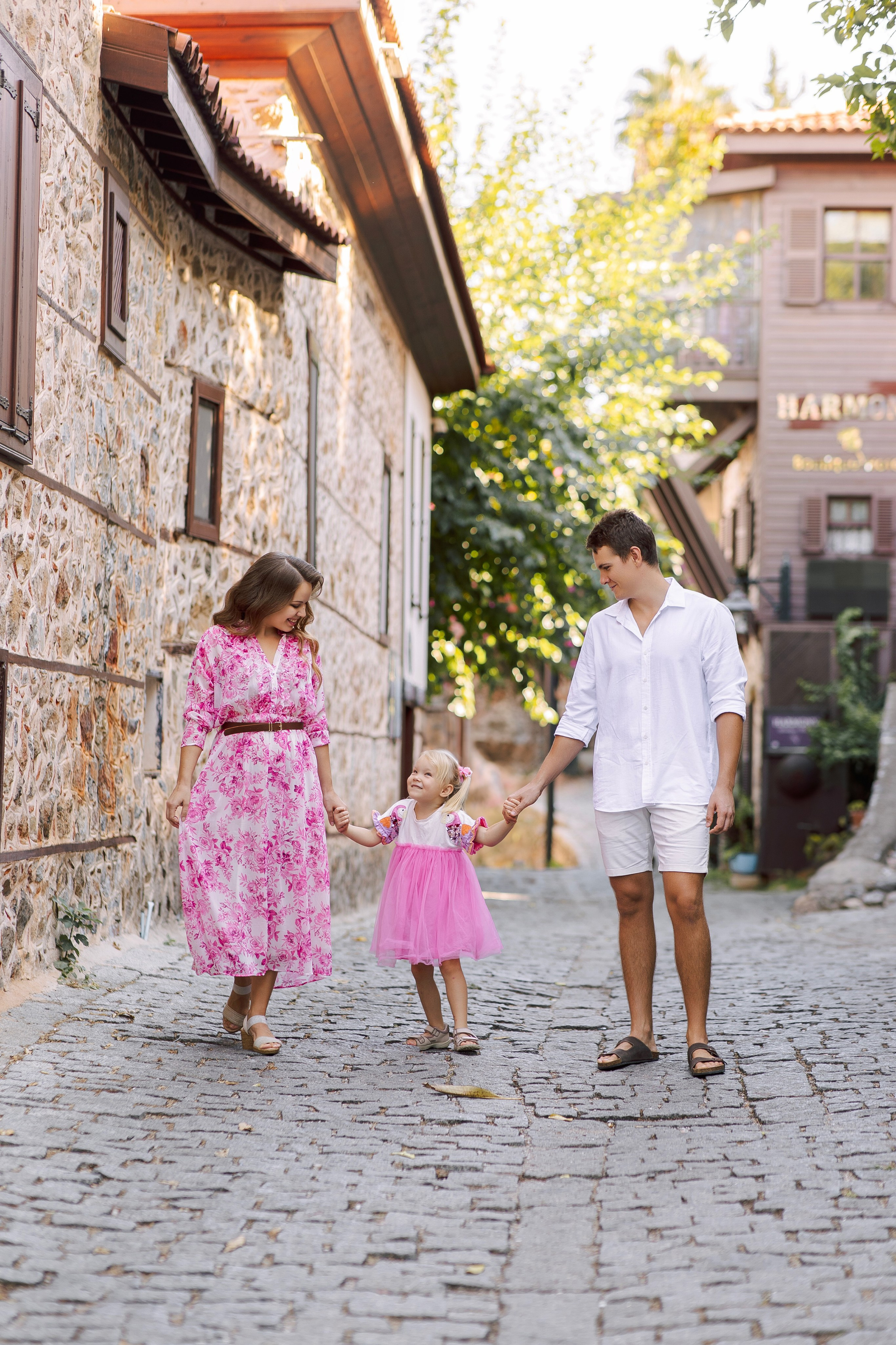 Family Walk in Alanya Old City | Colourful Streets Photoshoot. Professional Photographer in Alanya, Side, Belek, Antalya. Turkiye