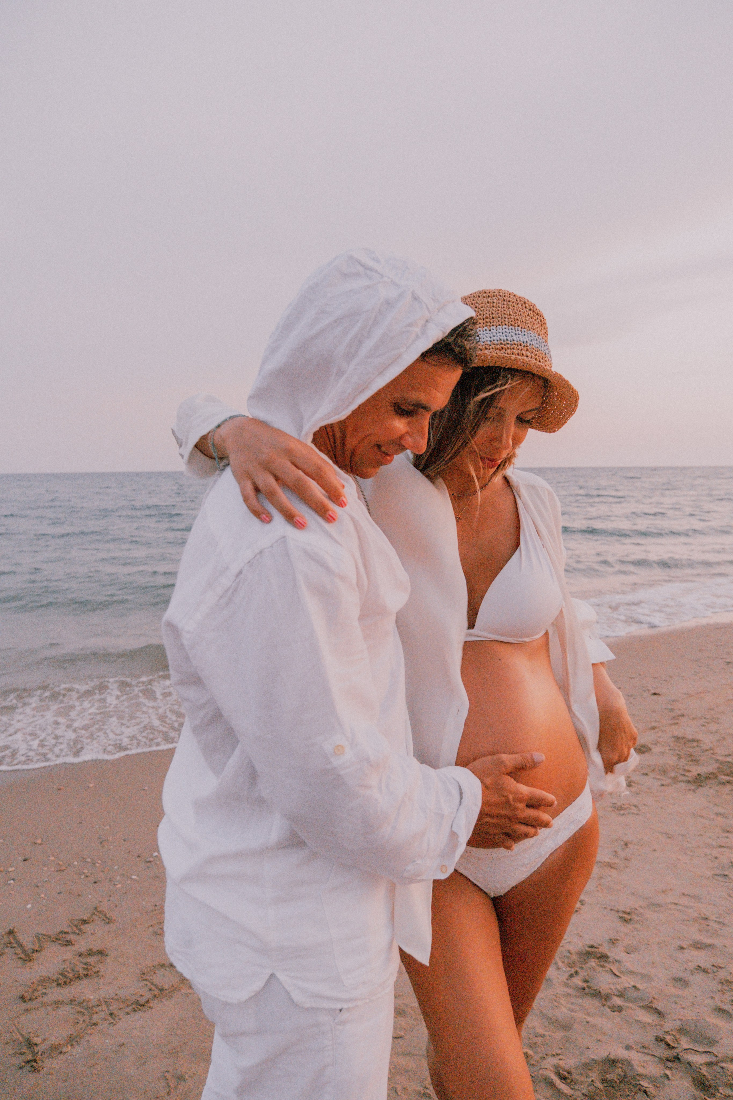 Sesión embarazo en la playa. Fotografía profesional en Calafell - Elena Medvedeva